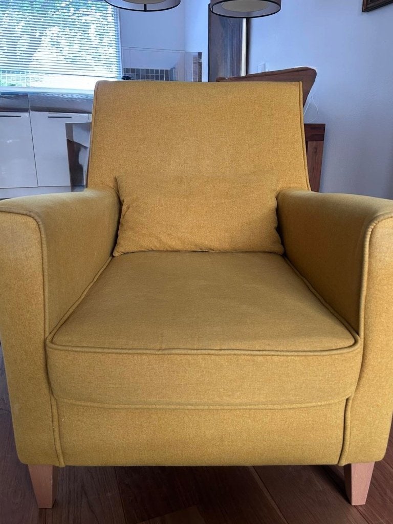 Comfortabele gele fauteuil met kussen, Huis en Inrichting, Fauteuils, Ophalen, Minder dan 75 cm, Zo goed als nieuw, Stof