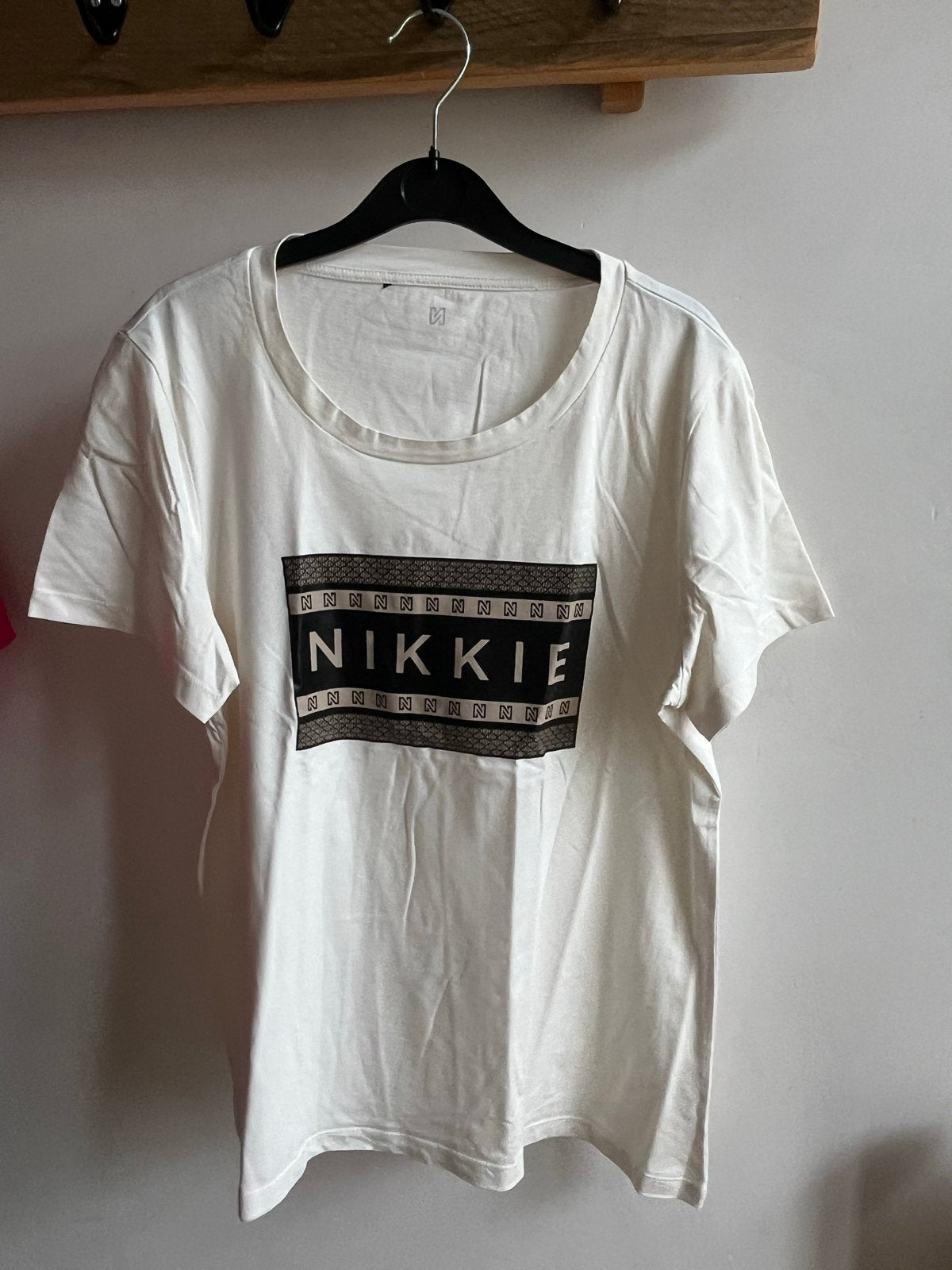 Nikkie T-shirt wit met logo - Maat 42, Kleding | Dames, T-shirts, Wit, Maat 42/44 (L), Ophalen of Verzenden, Zo goed als nieuw