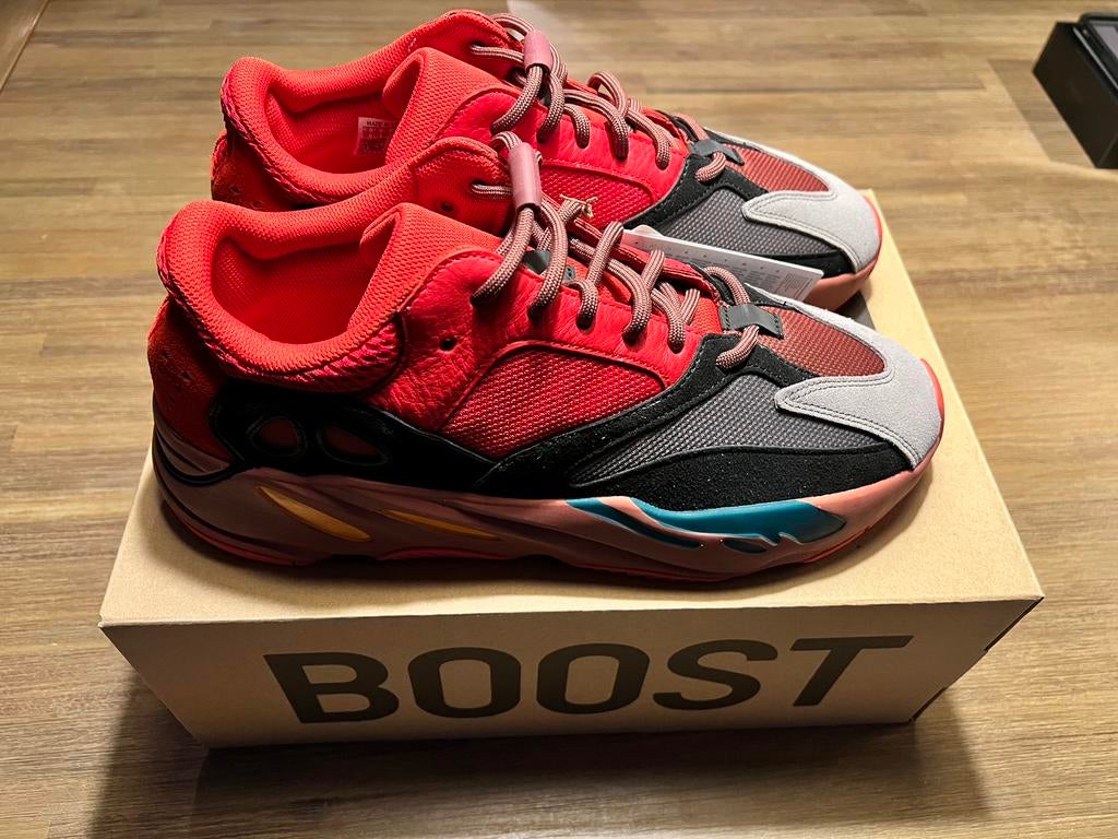 Yeezy 700 red, Kleding | Heren, Schoenen, Ophalen of Verzenden, Zo goed als nieuw, Overige kleuren