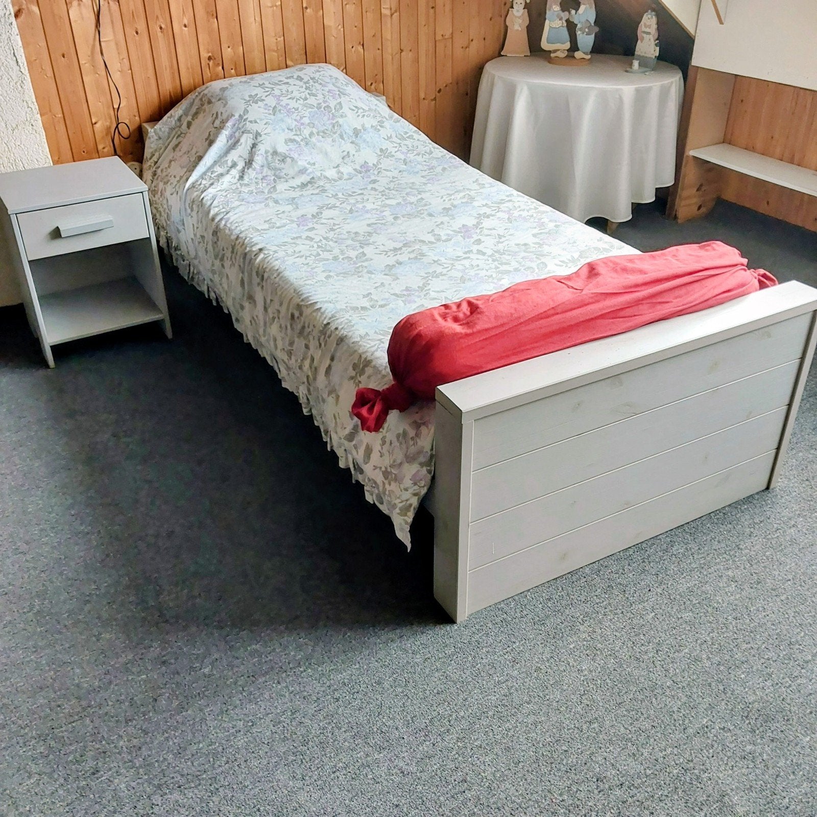 Logeerbed met nachtkastje, matras en toebehoren, Ophalen, Gebruikt, 90 cm, Eenpersoons