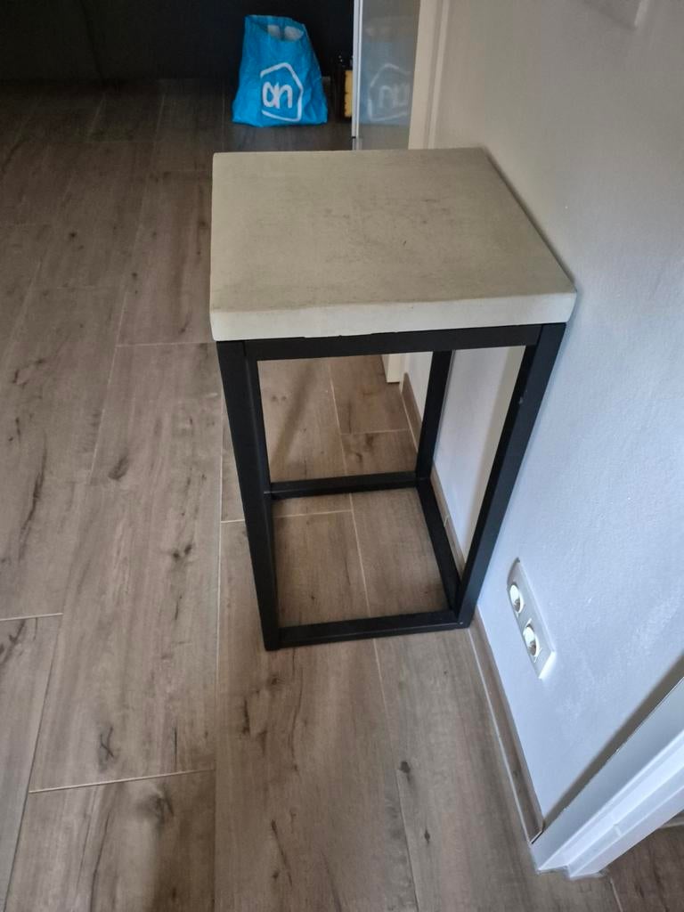 Bijzettafel met betonlook blad en metalen frame, Huis en Inrichting, Tafels | Bijzettafels, Zo goed als nieuw, Vierkant, 60 cm of meer
