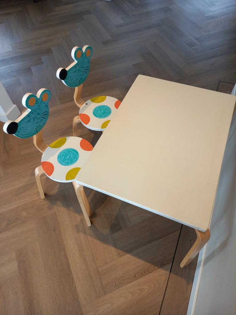 Kindertafeltje met 2 kinderstoeltjes/krukjes, Kinderen en Baby's, Kinderkamer | Tafels en Stoelen, Ophalen, Gebruikt, Tafel(s) en Stoel(en)