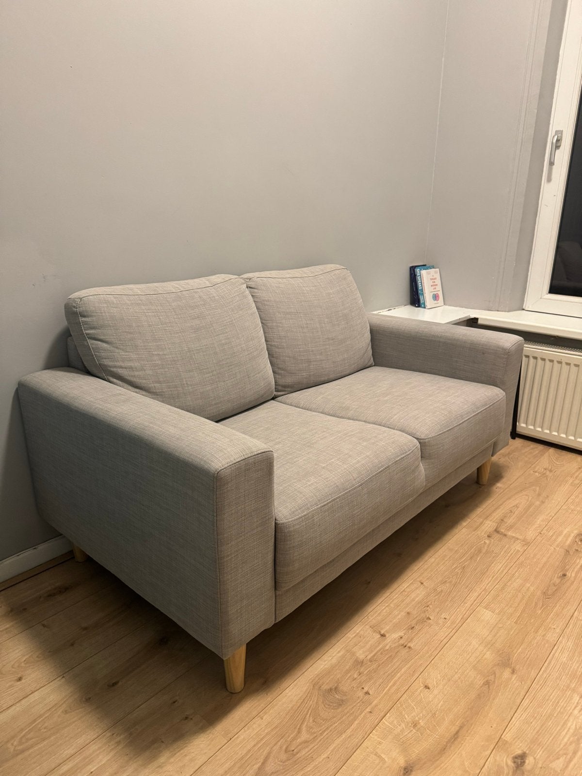 Jysk Comfortabele tweepersoonsbank - Lichtgrijs, couch Sofa, Huis en Inrichting, Banken | Bankstellen, Ophalen, Gebruikt, 150 tot 200 cm
