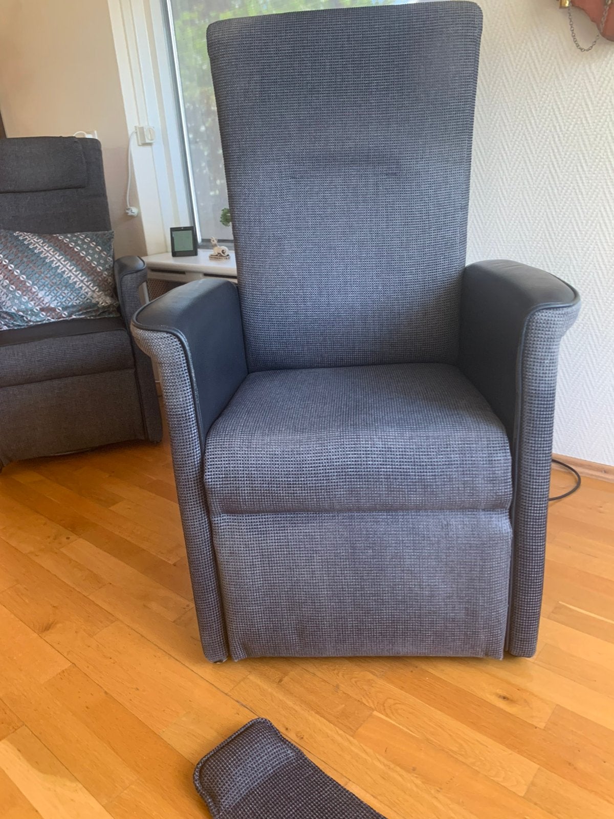 Relax fauteuils (dames en heren) elektrisch verstelbaar, Ophalen, Minder dan 75 cm, Strak model, Zo goed als nieuw