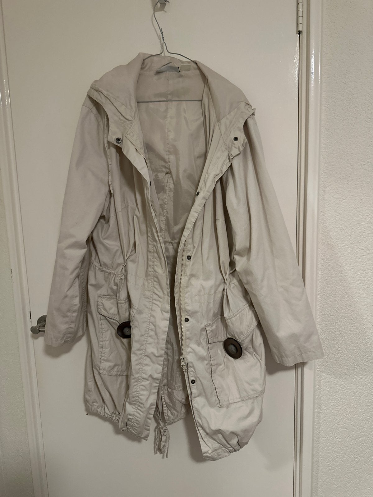 Lichtbeige lange jas met capuchon en grote knopen mast 50, Ophalen of Verzenden, Gedragen, Maat 46/48 (XL) of groter, Beige