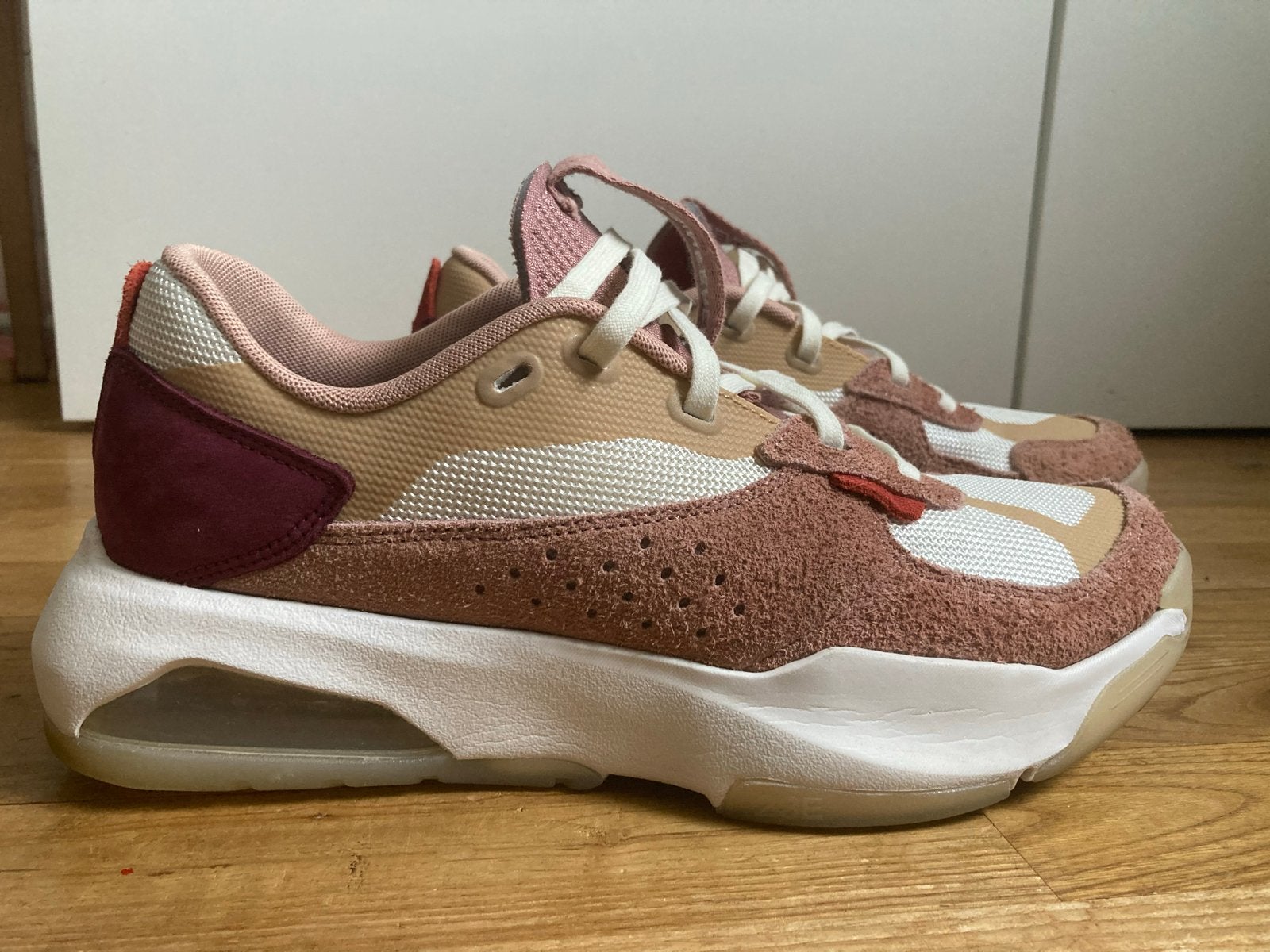 Air Jordan AIR200E Fossil Rose/Cinnabar-Summit White EU 42.5, Ophalen of Verzenden, Zo goed als nieuw, Wit, Sneakers of Gympen