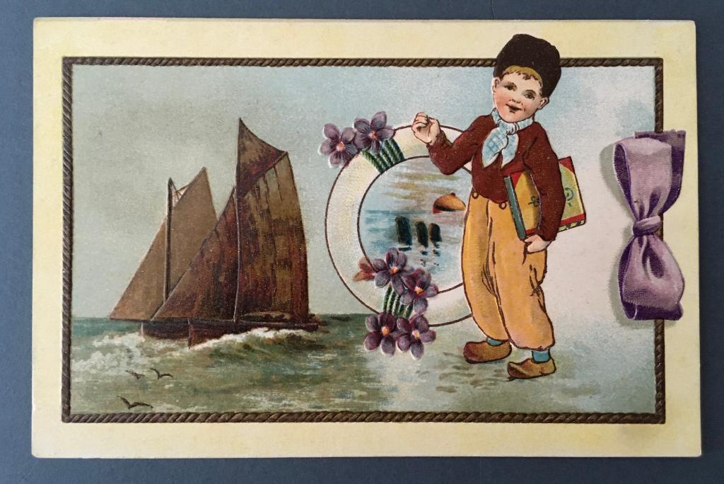 Prentbriefkaart: Klederdracht jongen met boek zeilschip, Ophalen of Verzenden, 1920 tot 1940, Ongelopen, Klederdracht