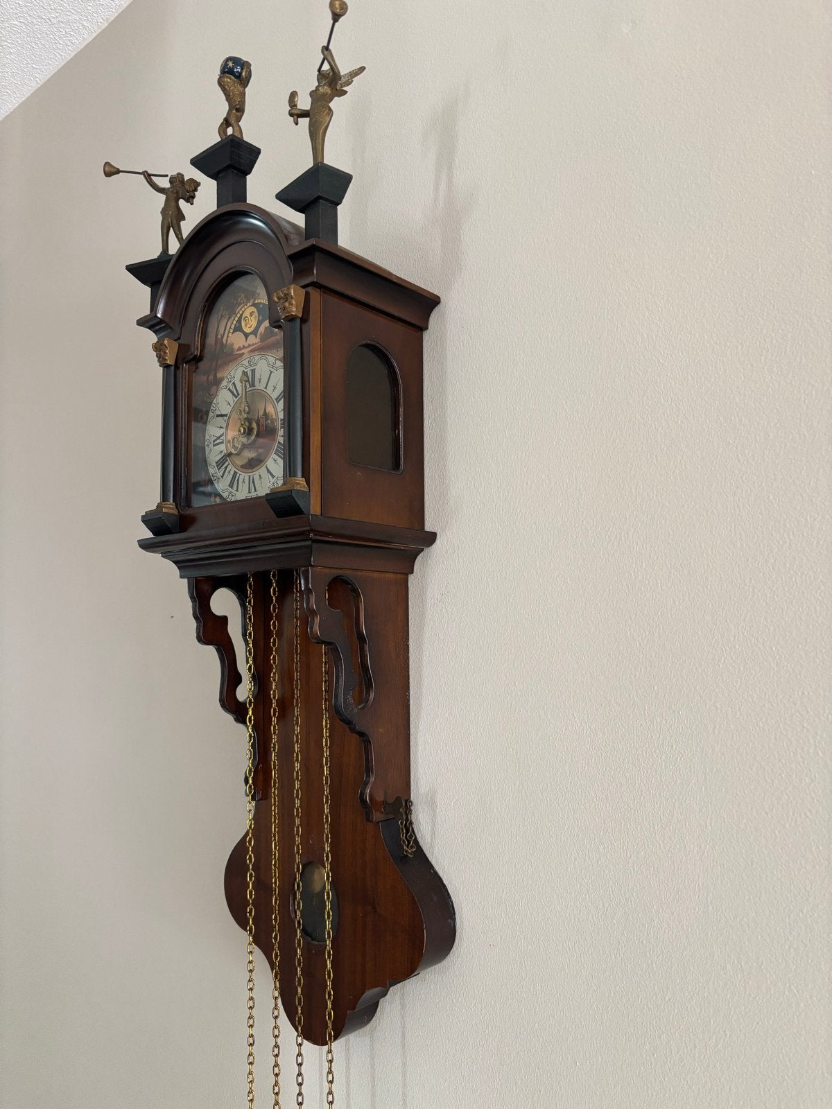 Antieke wandklok met maanfase en decoratieve figuren, Antiek en Kunst, Antiek | Klokken, Ophalen