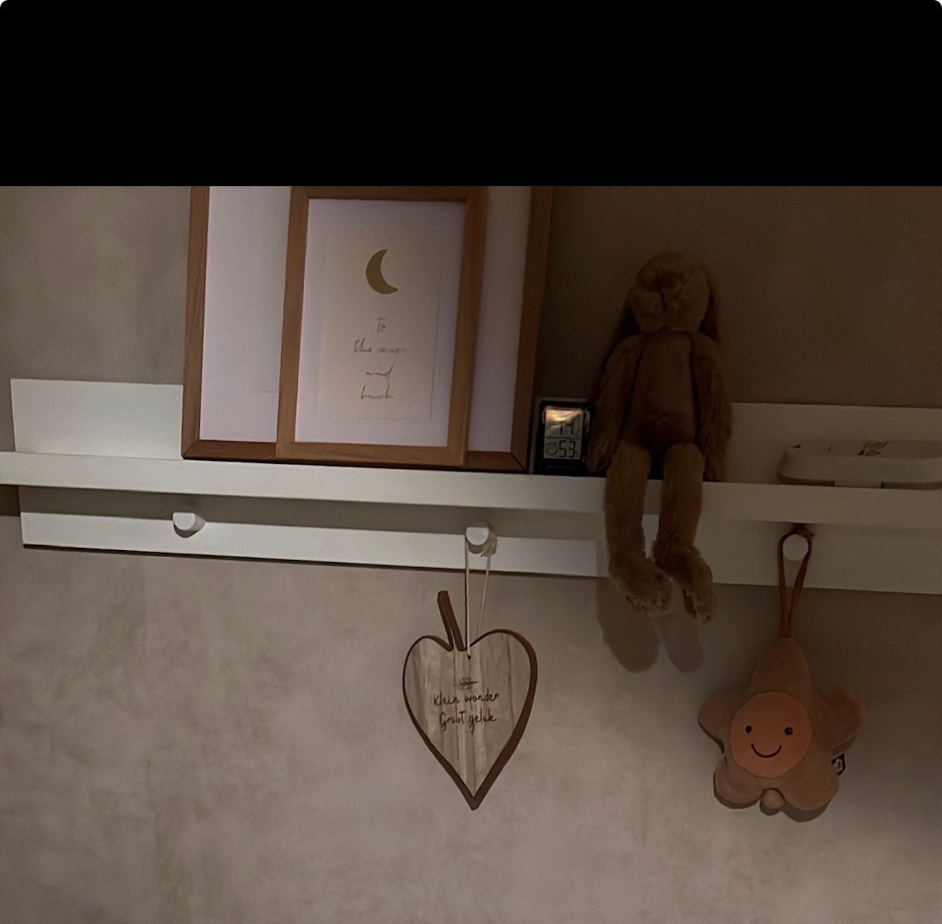 Witte wandplank met haken - ideaal voor kinderkamer/ commode, Ophalen of Verzenden, Gebruikt