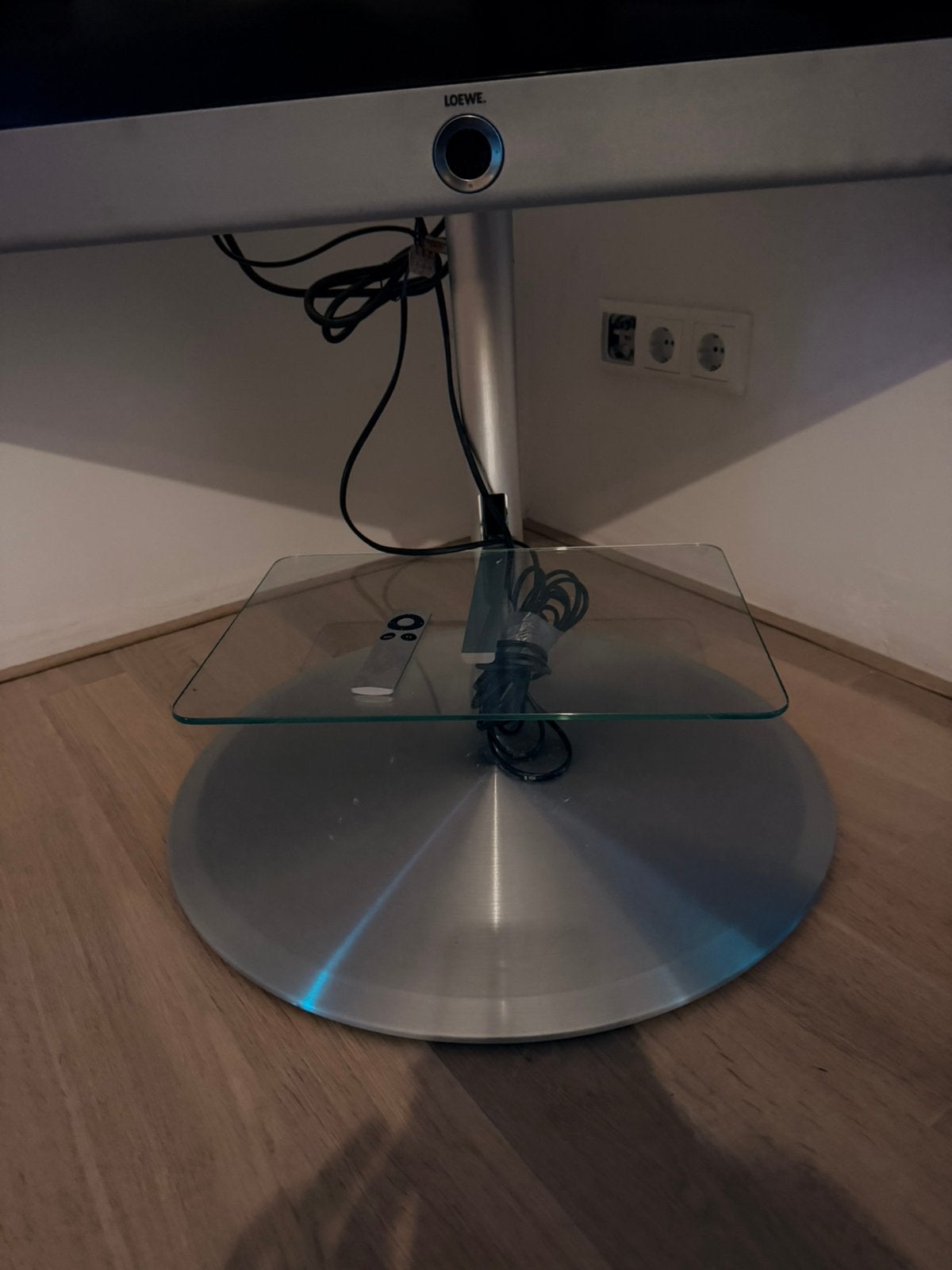 Loewe televisie op standaard., 50 Hz, 100 cm of meer, Ophalen, Overige merken