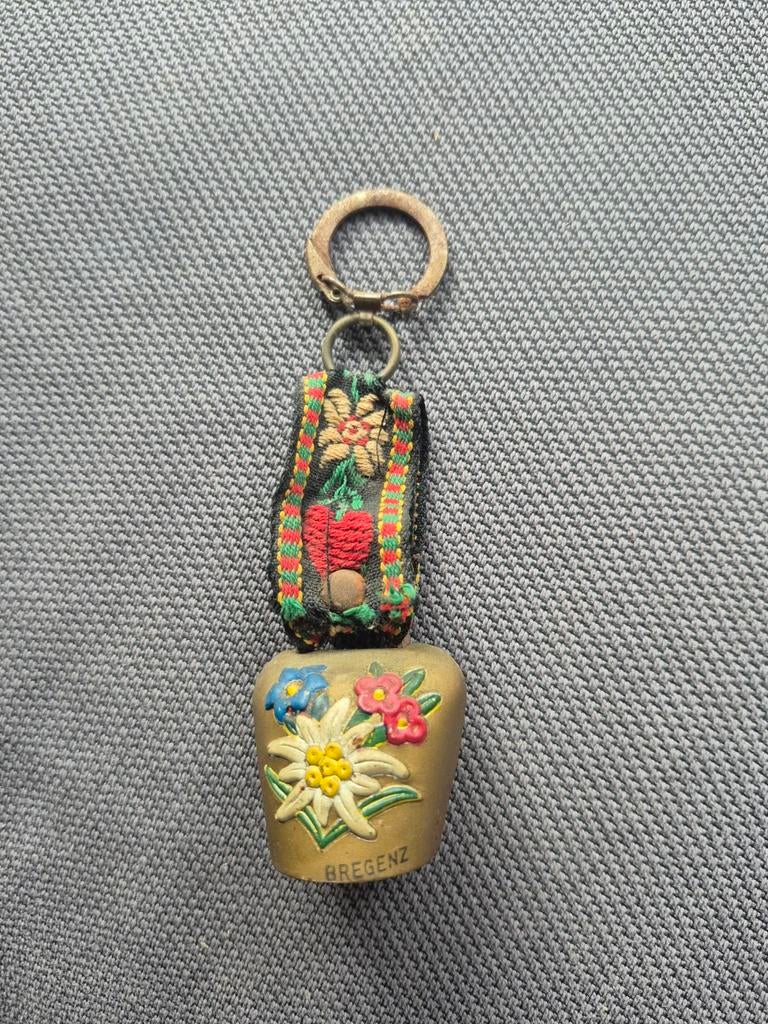Vintage Bregenz Sleutelhanger met Alpenbloemen en Bel, Ophalen of Verzenden, Gebruikt