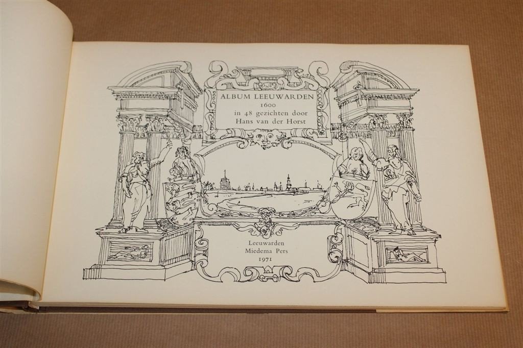 Album Leeuwarden 1600 — 48 Stadsgezichten van der Horst 1971, Boeken, Geschiedenis | Stad en Regio, Ophalen of Verzenden, Gelezen