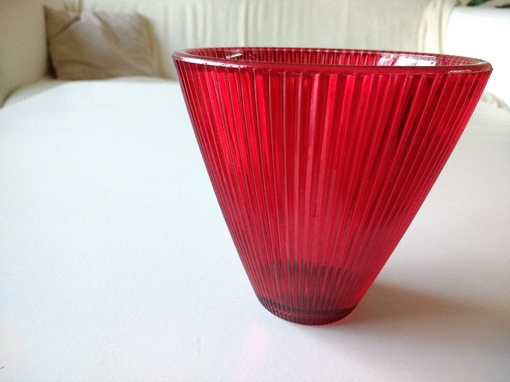 Nieuwe , glazen rode bloempot met smalle ribbel ook als vaas, Ophalen of Verzenden, Nieuw, Rood, Glas