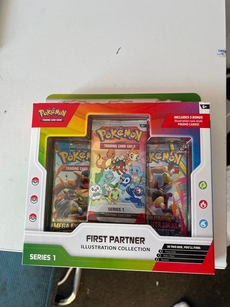 Pokémon First Partner Illustration Collection Series 1, Ophalen of Verzenden, Nieuw, Boosterbox, Foil