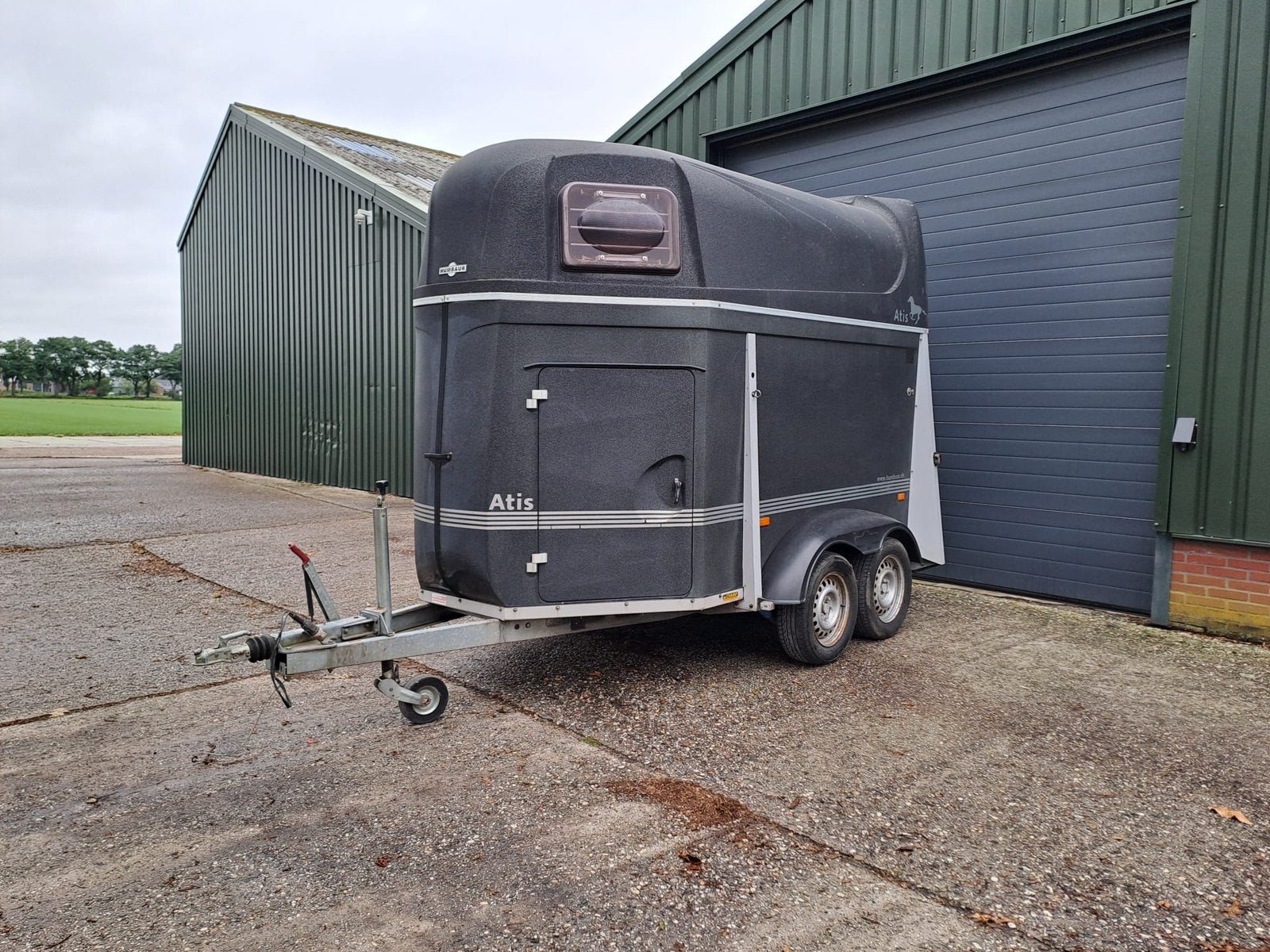 Prachtige 2 paards trailer met zadelkamer en kunststof bodem, Dieren en Toebehoren, Ophalen, Zo goed als nieuw, Polyester, 2-paards trailer