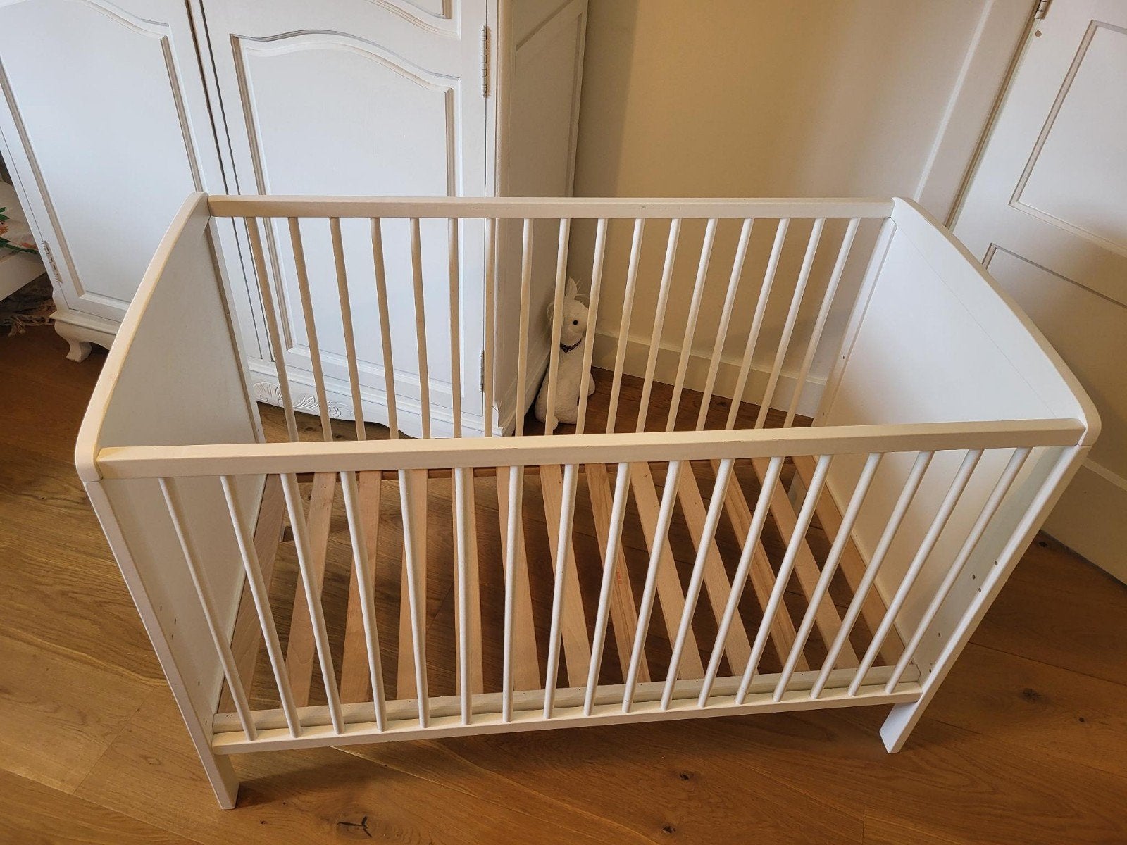 Wit babybedje/ ledikant met verstelbare bodem, Ophalen, 190 cm of minder, Hout, Verstelbaar