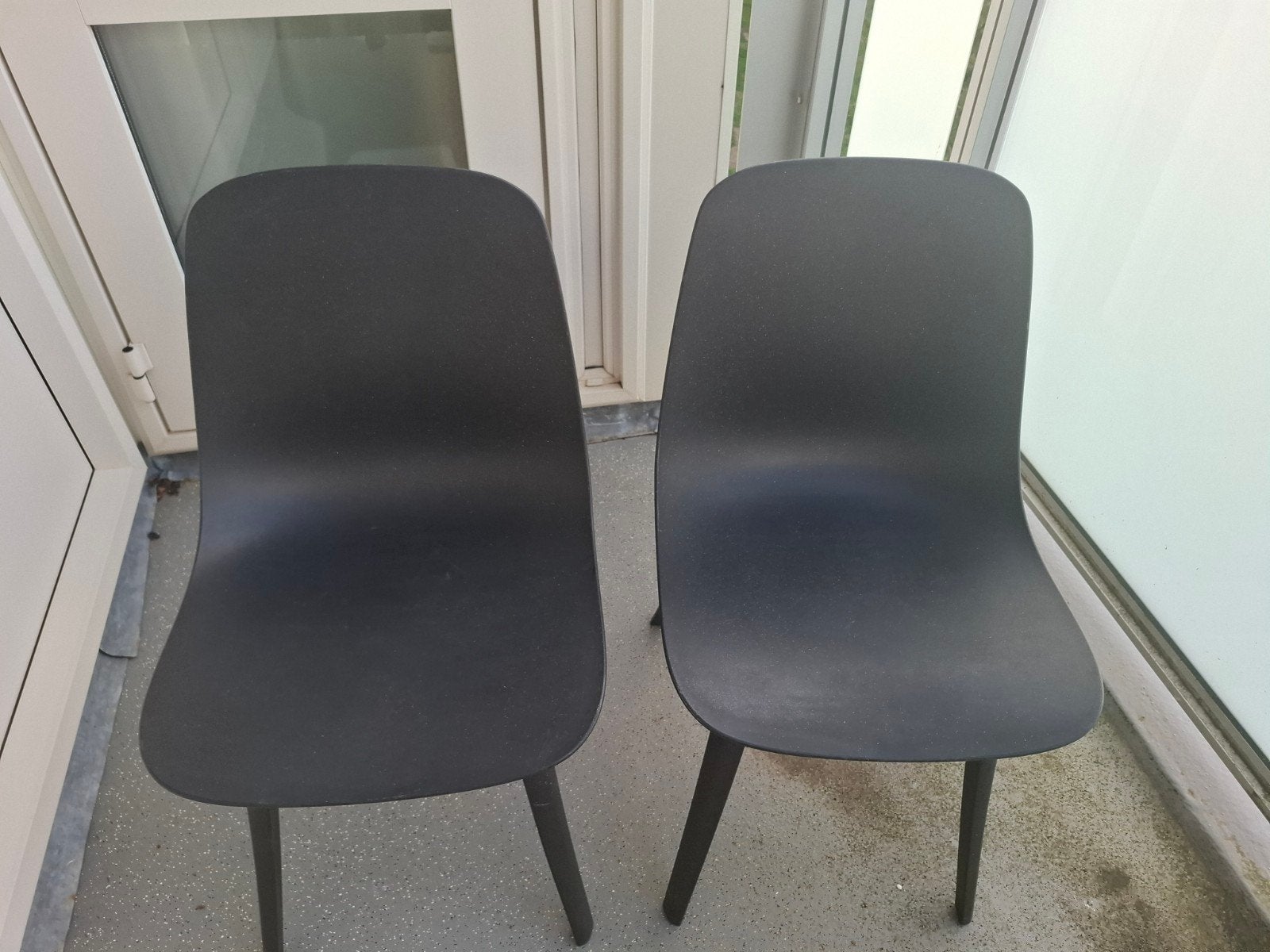 2 IKEA ODGER stoelen met grijze kussentjes, Huis en Inrichting, Ophalen, Gebruikt, Twee, Kunststof