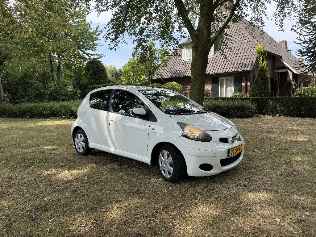 Toyota Aygo 1.0 12V Vvt-i 5DRS 2012 Wit, Voorwielaandrijving, Euro 5, Stof, Zwart