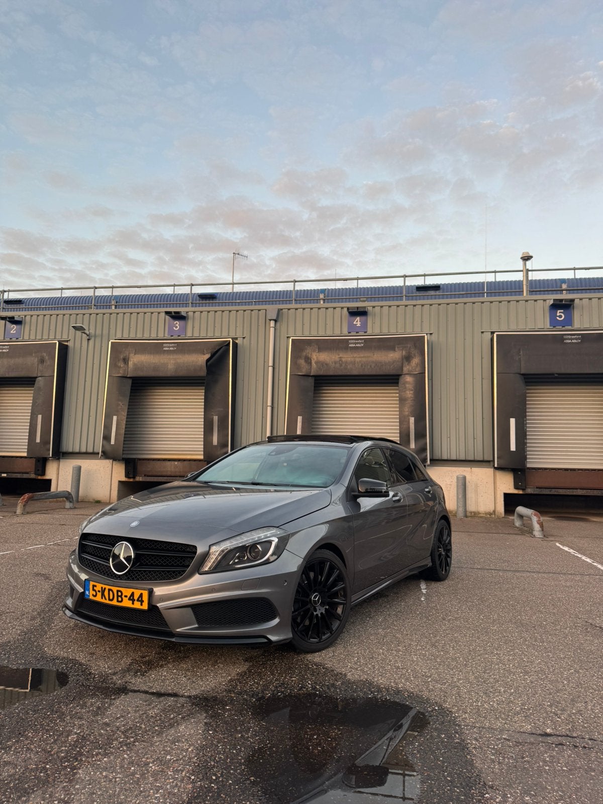 Mercedes A250 AMG line | NAP | pano | carplay | distronic, Auto's, 1345 kg, Zwart, 4 cilinders, Particulier