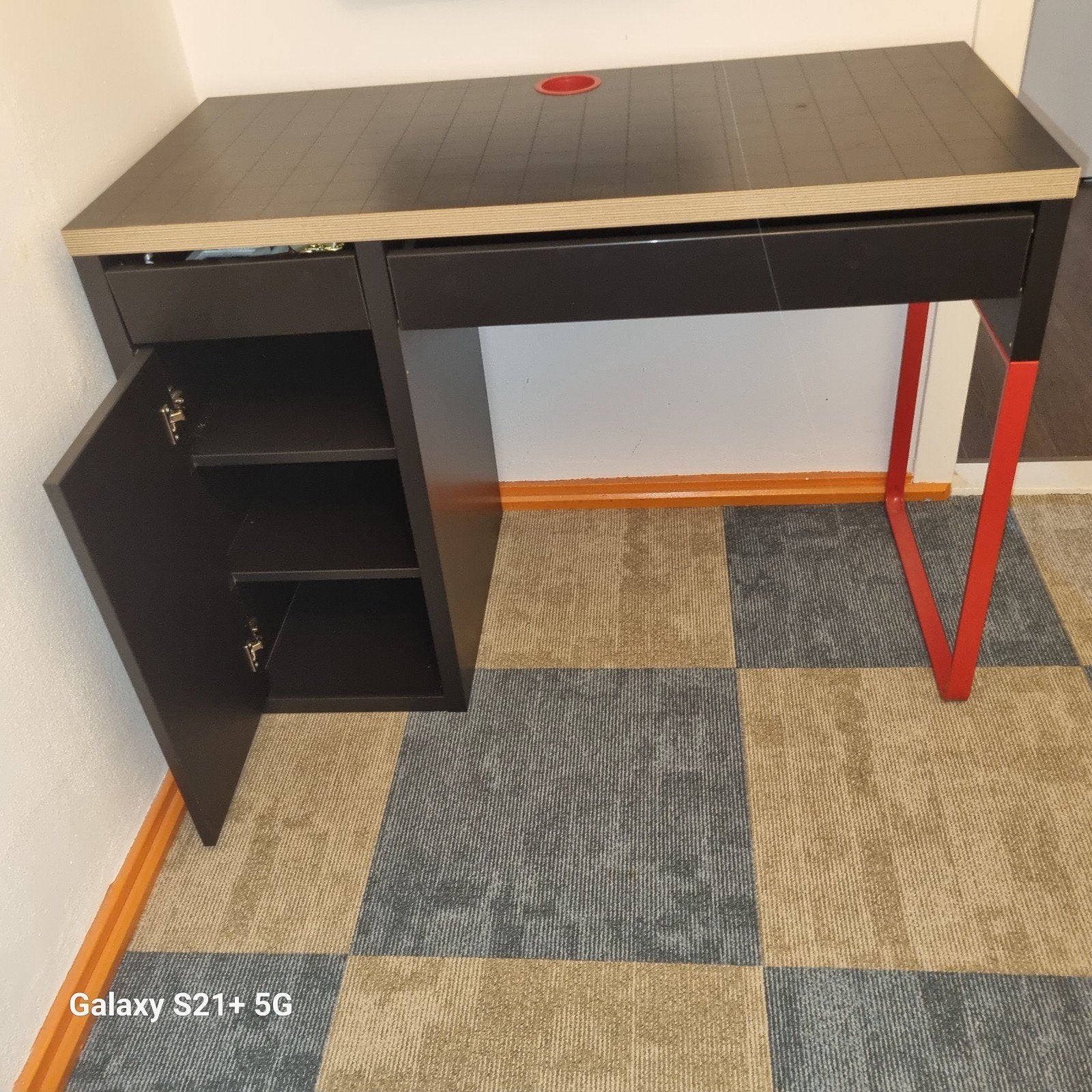 Nieuw en heel mooi computerbureau, Huis en Inrichting, Bureaus, Spaanplaat of MDF, Nieuw, Ophalen of Verzenden, Computerbureau