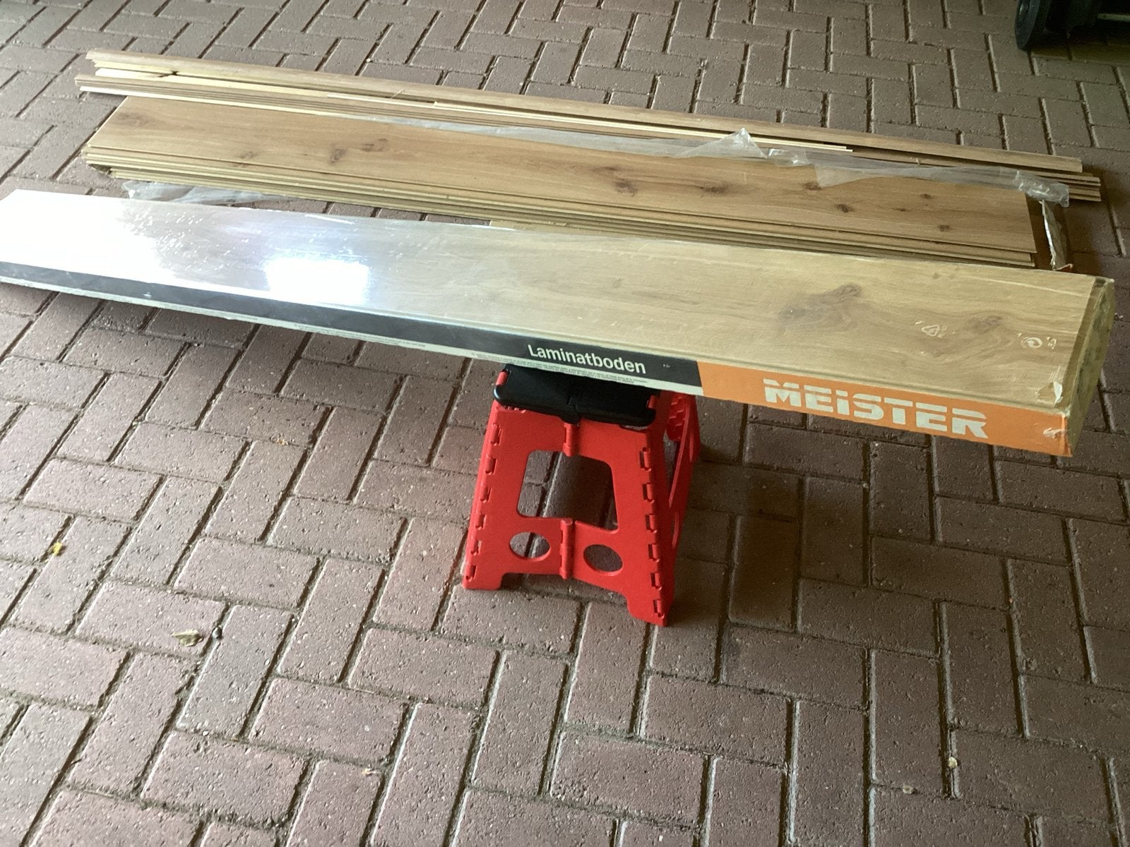 Gratis restpartij laminaat met plinten - ca. 4 m², Ophalen, Zo goed als nieuw, Minder dan 5 m², Hout
