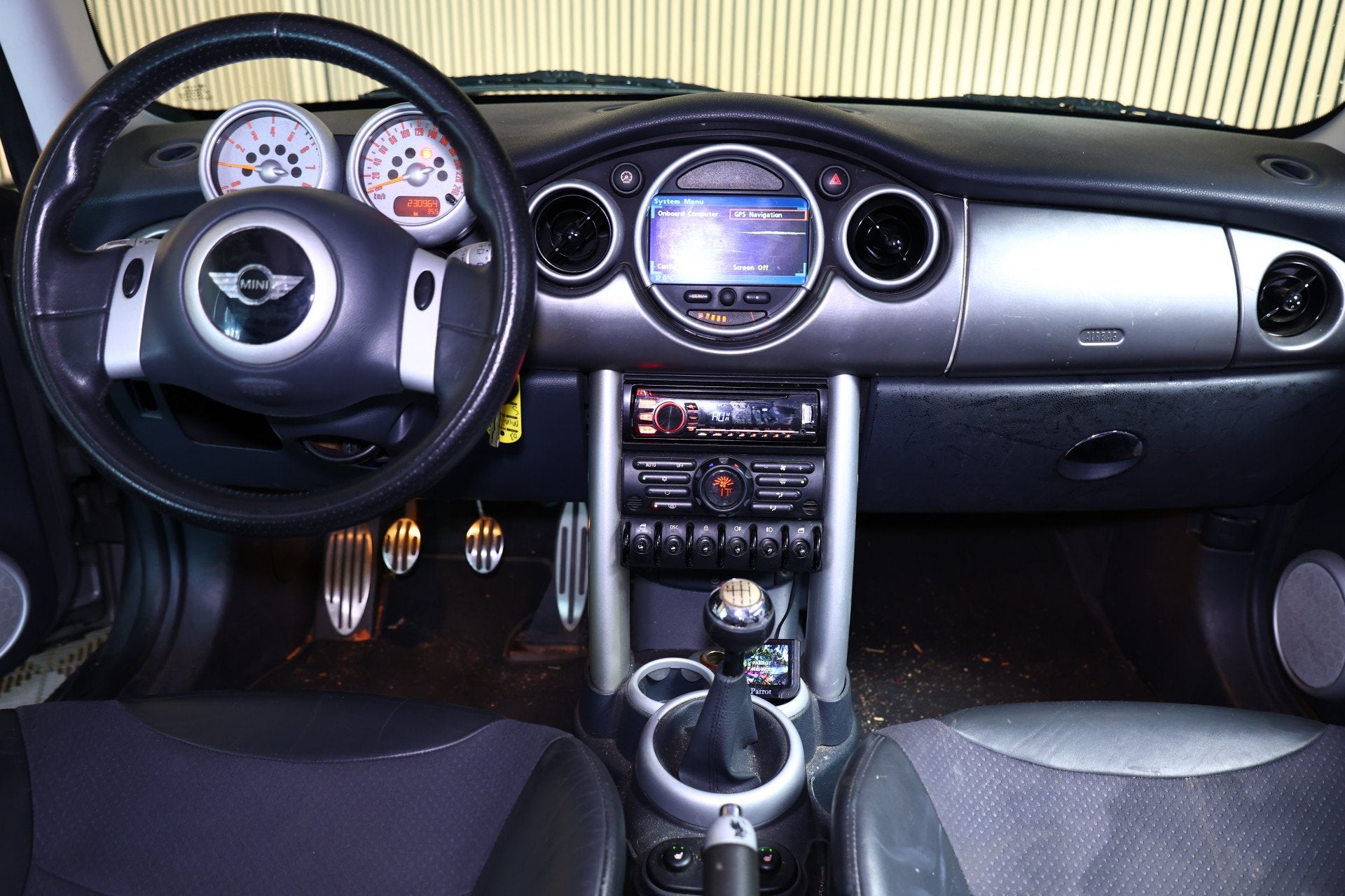 MINI 3-deurs 1.6 Cooper S Chili CLIMATRONIC AUX PARROT STOEL, Voorwielaandrijving, Gebruikt, Zwart, 4 cilinders