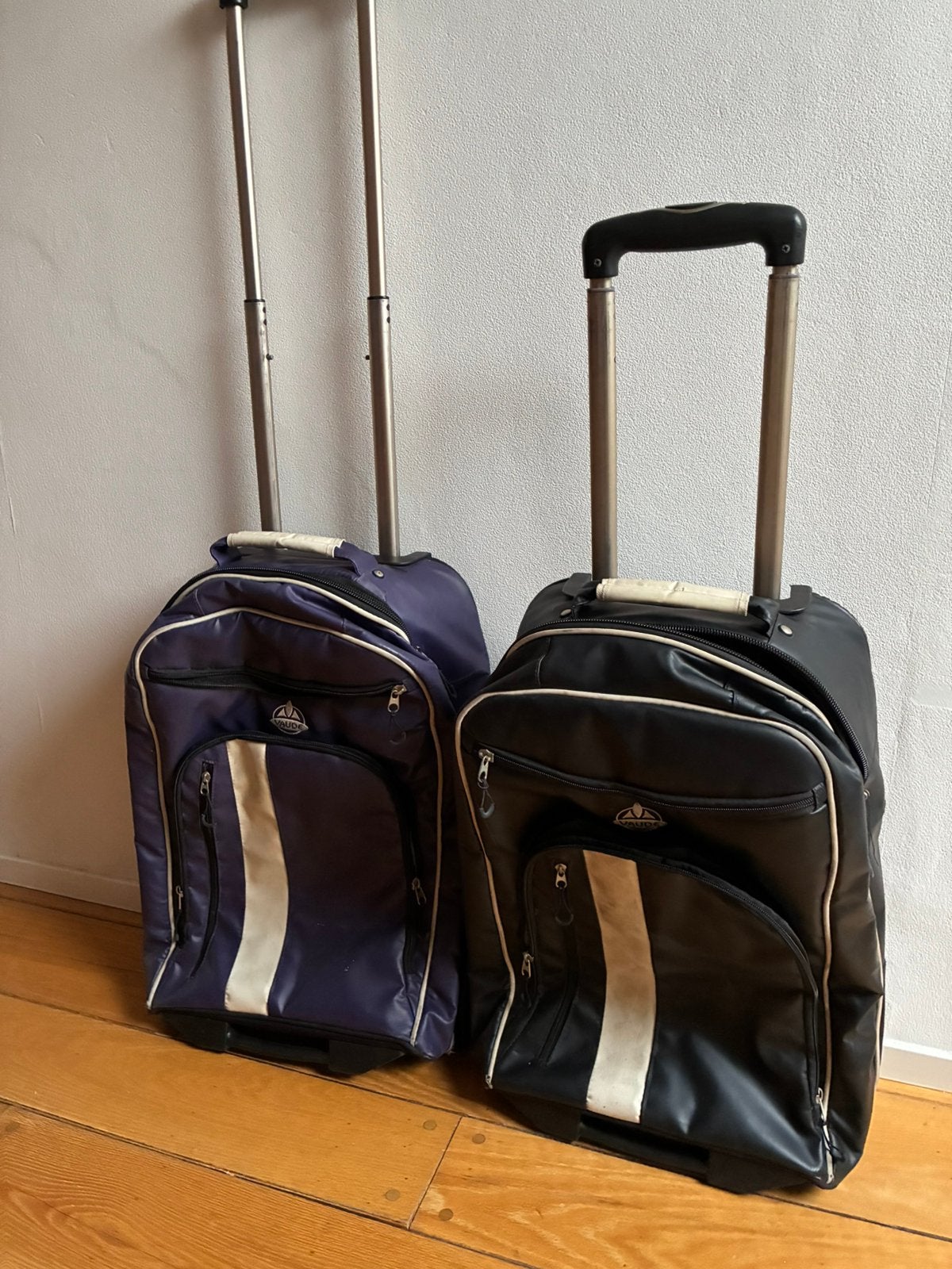 Rolkoffers vaude 1 paars en 1 zwart helemaal heel, hier over, Wieltjes, Gebruikt, 20 tot 30 cm, Paars