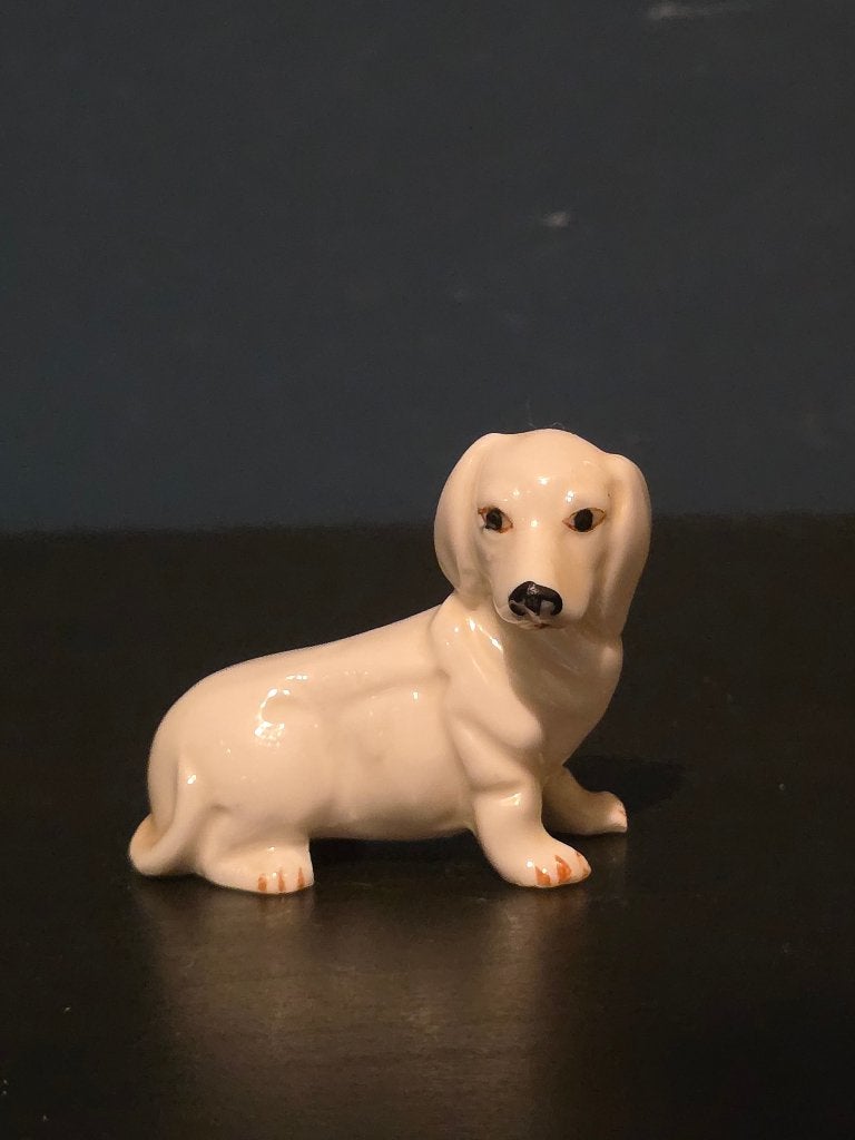 Wit keramieken teckel beeldje – miniatuur hond, Ophalen of Verzenden, Zo goed als nieuw, Dier