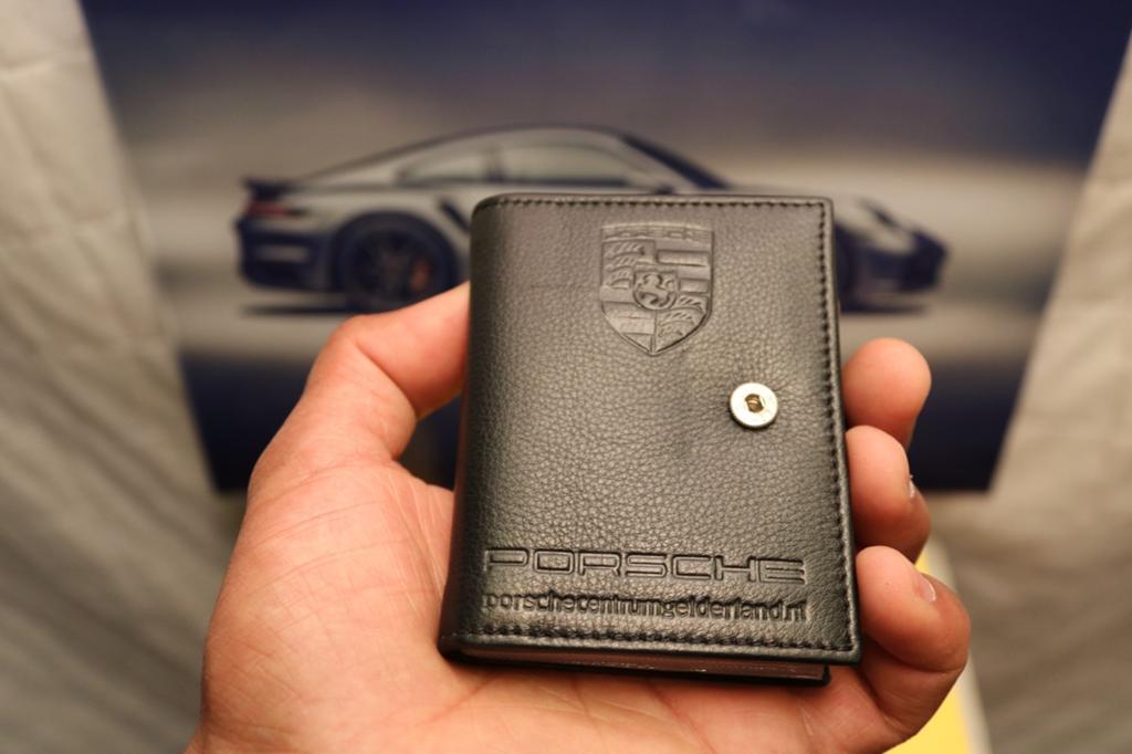 Origineel lederen porsche Cardhouder uit porsche centrum Gel, Diversen, Ophalen of Verzenden, Nieuw