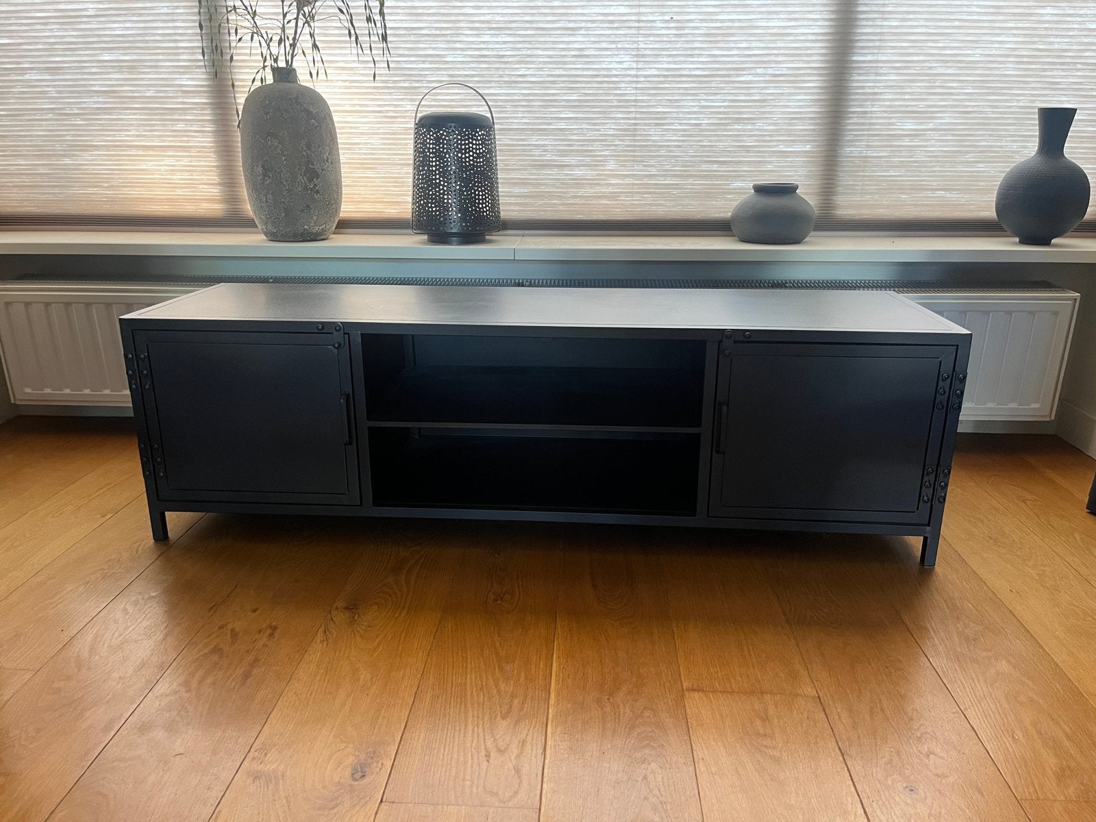 Industrieel zwart grijs tv-meubel, 142x40x42 cm, Ophalen, 100 tot 150 cm, Zo goed als nieuw, Minder dan 100 cm