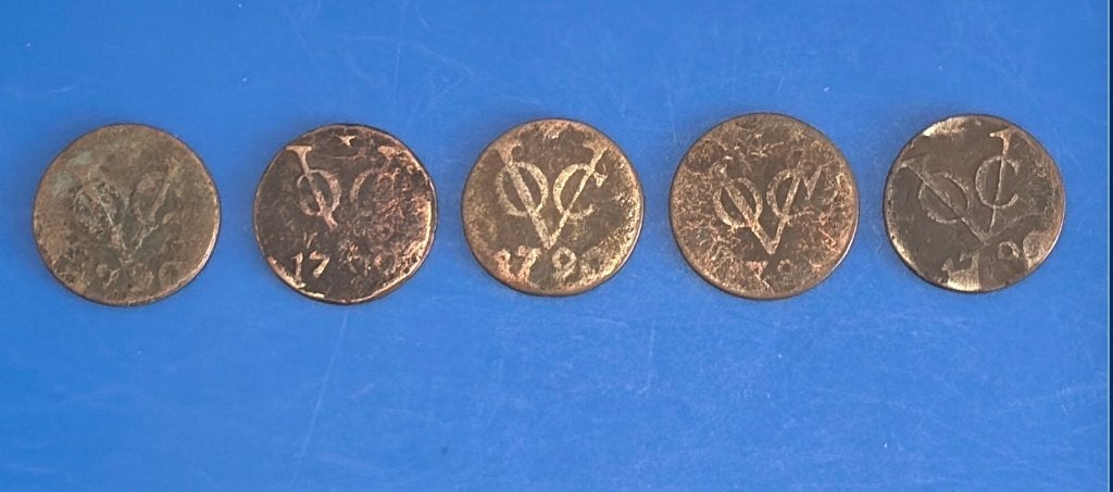 Set van 5 authentieke koperen VOC-duiten uit de 18e eeuw, Ophalen, Nederland, Munten