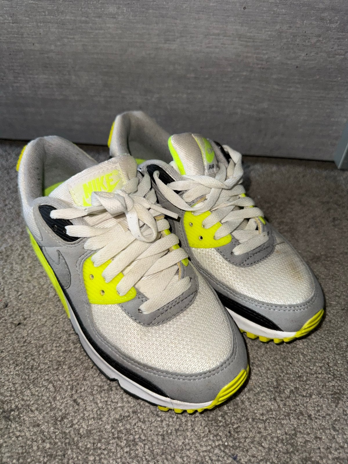 Nike Air Max 90 Neon Geel - Maat 36,5, Kleding | Dames, Schoenen, Verzenden, Gedragen, Geel, Sneakers of Gympen