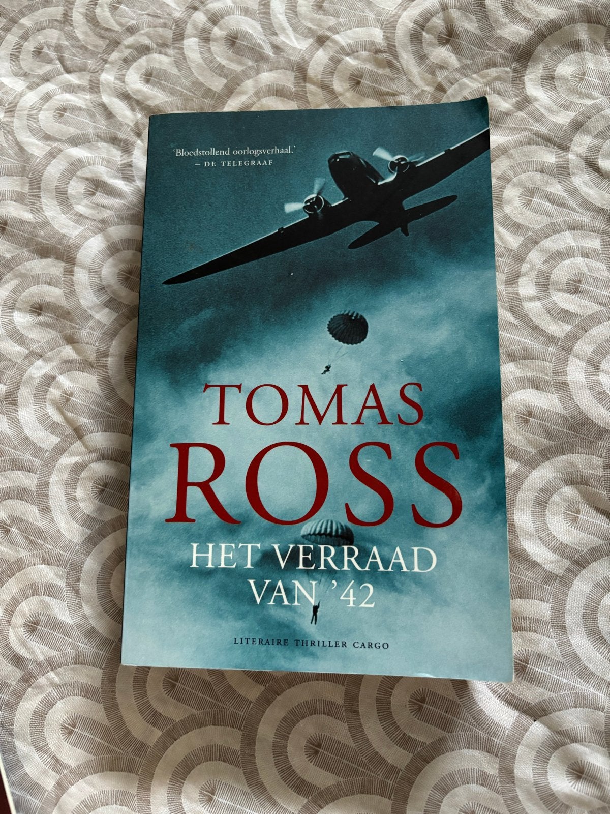Tomas Ross - Het Verraad van '42 (Literaire Thriller), Boeken, Ophalen of Verzenden, Gelezen, Nederland