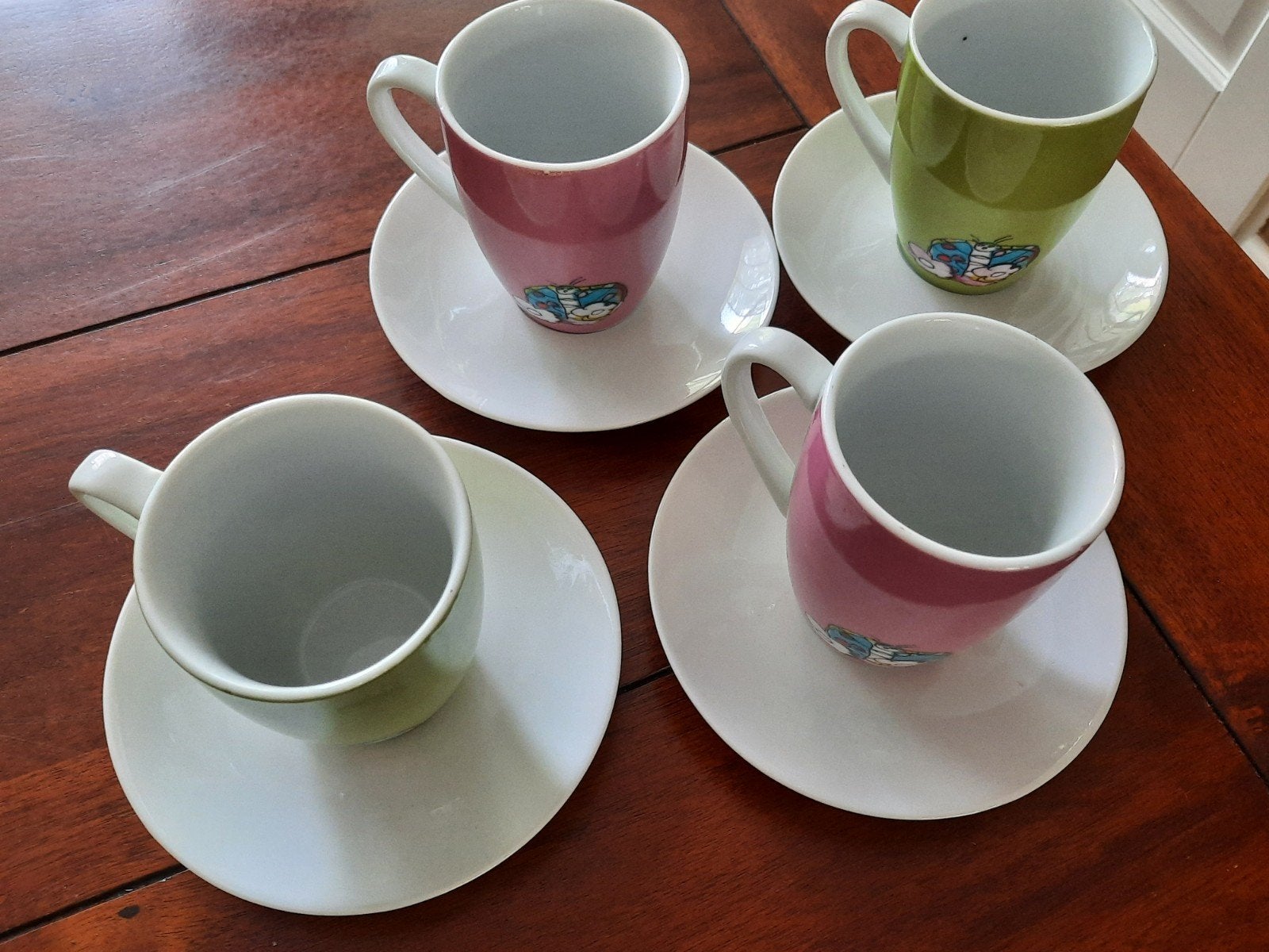 4 kleurrijke kopjes met schotels, Ophalen of Verzenden, Porselein, Overige stijlen, Kop(pen) en/of Schotel(s)