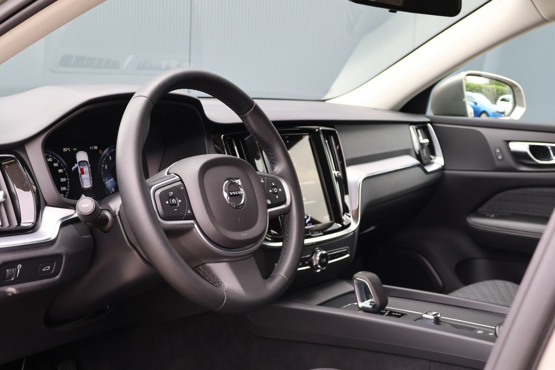 Volvo V60 2.0 B3 Momentum Advantage | Camera | Apple Carplay, Auto's, Dealer onderhouden, 4 cilinders, Origineel Nederlands, Hybride Elektrisch/Benzine