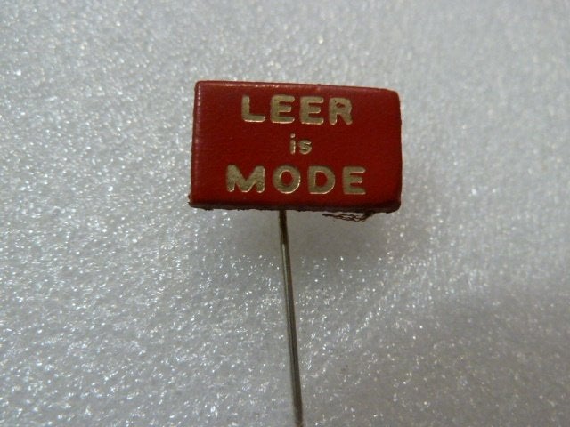Vintage Speldje "LEER is MODE", Ophalen of Verzenden, Gebruikt, Overige onderwerpen, Speldje of Pin
