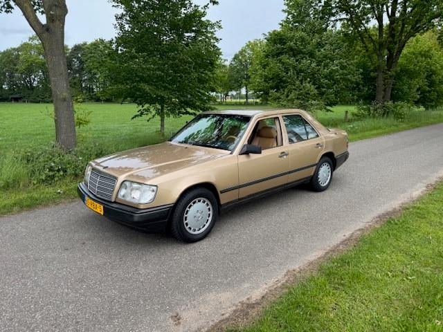 Mercedes-Benz 200-500 (W124) 300E Automaat Belastingvrij, Auto's, Automaat, Beige, 190 pk, Beige