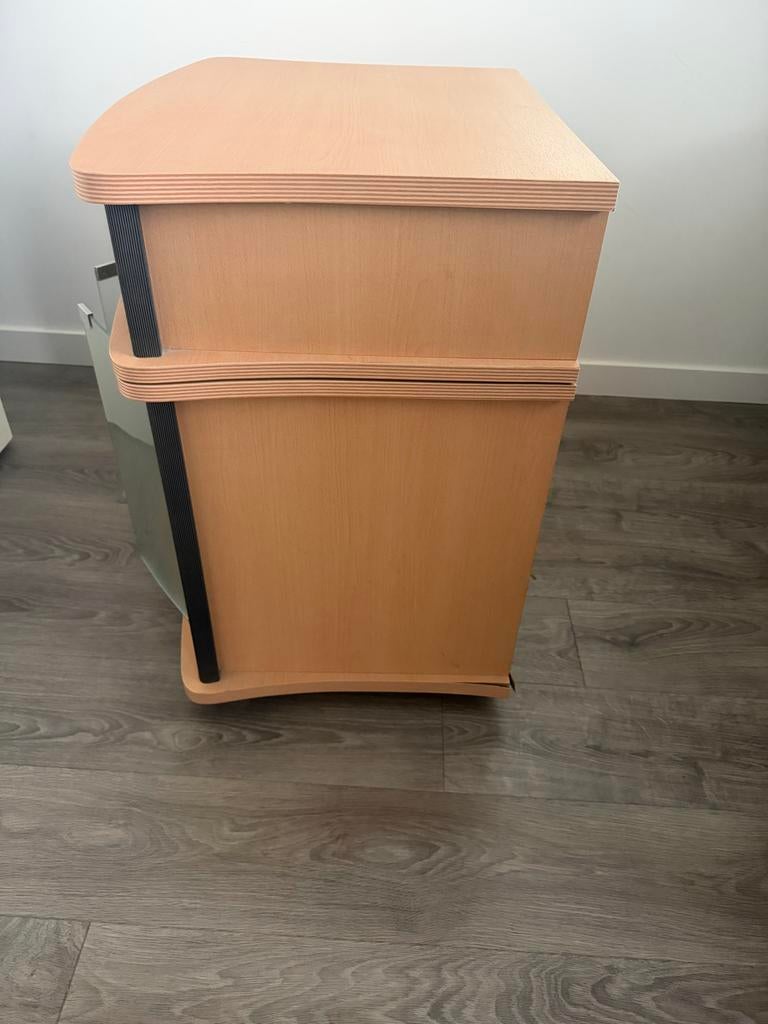 Compact TV-meubel met glazen deurtjes, Ophalen, Gebruikt, 50 tot 100 cm, Minder dan 100 cm