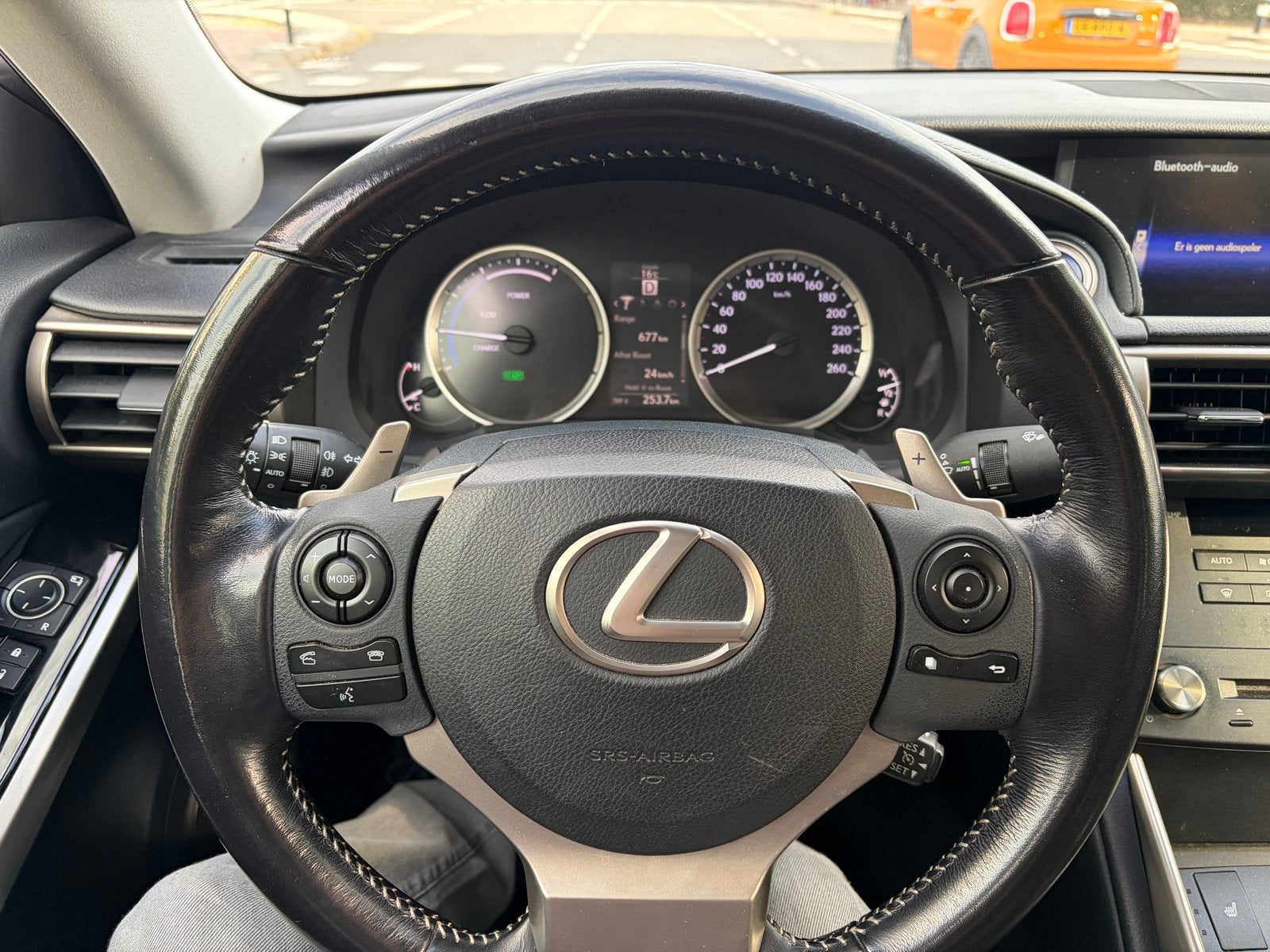 Lexus IS 300H 2.5 Hybrid CVT 2015 Wit, Auto's, Automaat, Achterwielaandrijving, 750 kg, 181 pk
