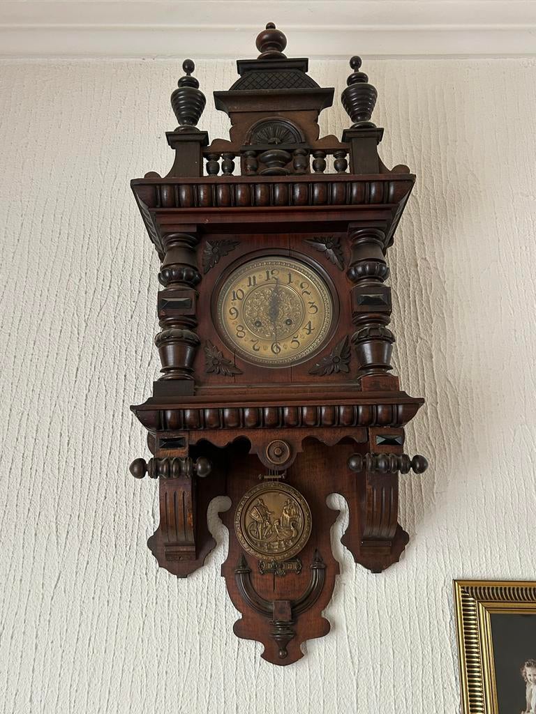 Antieke houten wandklok met messing wijzerplaat, Ophalen