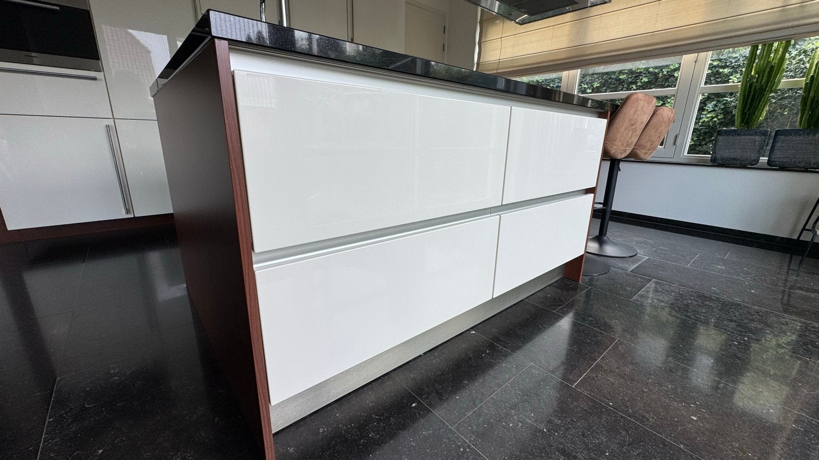 Foto 10 van Siematic Keuken met Eiland en Zwart Granieten Blad
