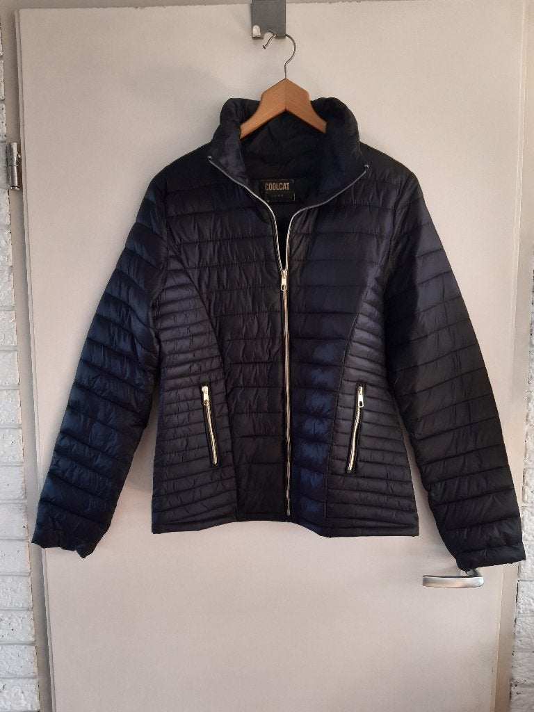 Damesjas zwart met gouden ritsen - Coolcat (mt. M/L) NIEUW, Maat 38/40 (M), Verzenden, Zwart, Nieuw