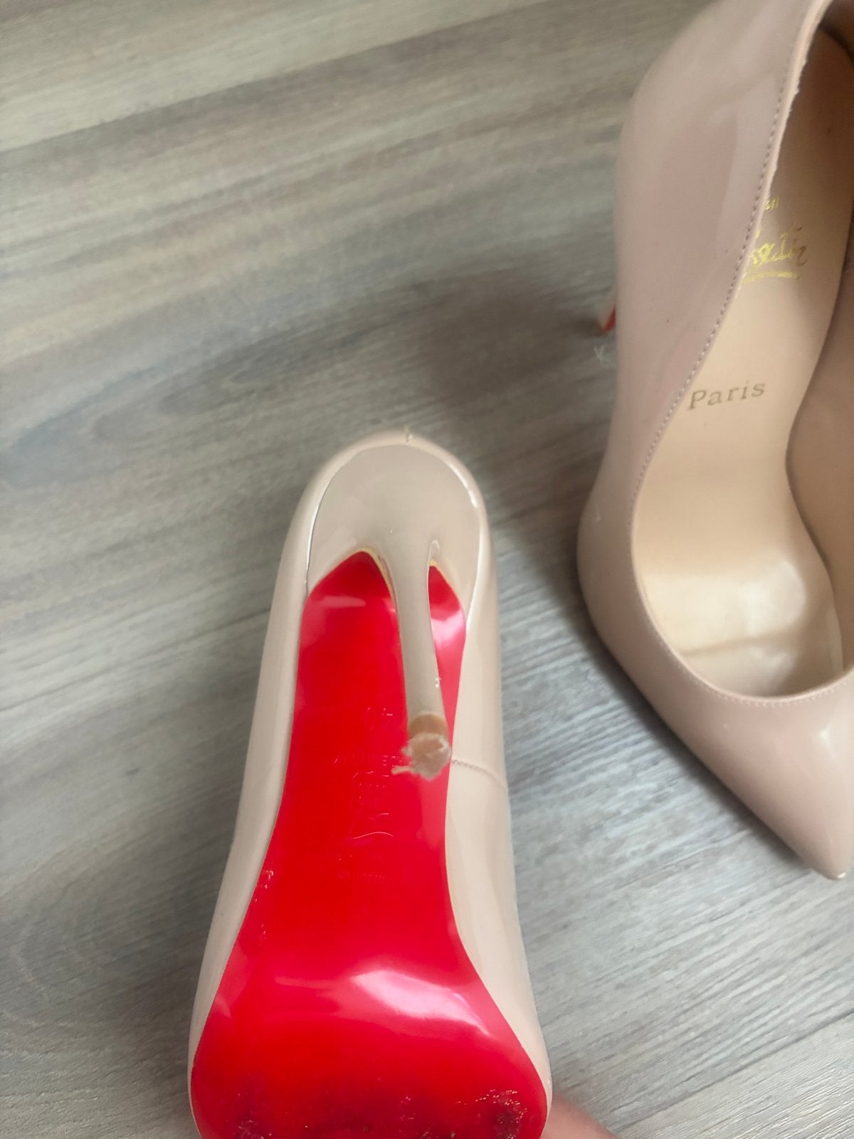 Christian Louboutin Pumps - Beige met rode zool maar 39, Ophalen of Verzenden, Gedragen, Beige, Pumps