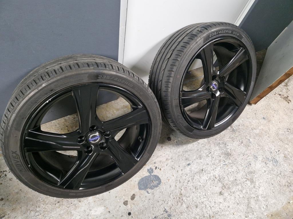Volvo R-Design 18 inch velgen met 2 zomerbanden 235/40R18, Auto-onderdelen, Banden en Velgen, 18 inch, Gebruikt, Banden en Velgen