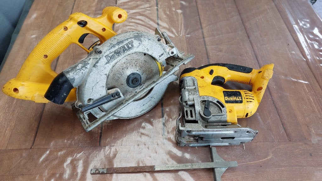 Accu cirkelzaag en decoupeerzaag dewalt, Doe-het-zelf en Verbouw, Gebruikt, Cirkelzaag, Ophalen of Verzenden, 30 tot 70 mm