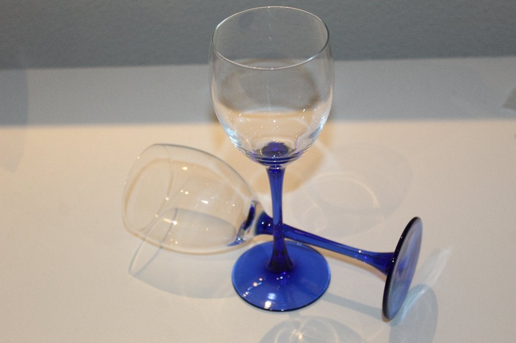 2 Luminarc wijnglazen met blauwe voet, Ophalen of Verzenden, Zo goed als nieuw, Overige typen