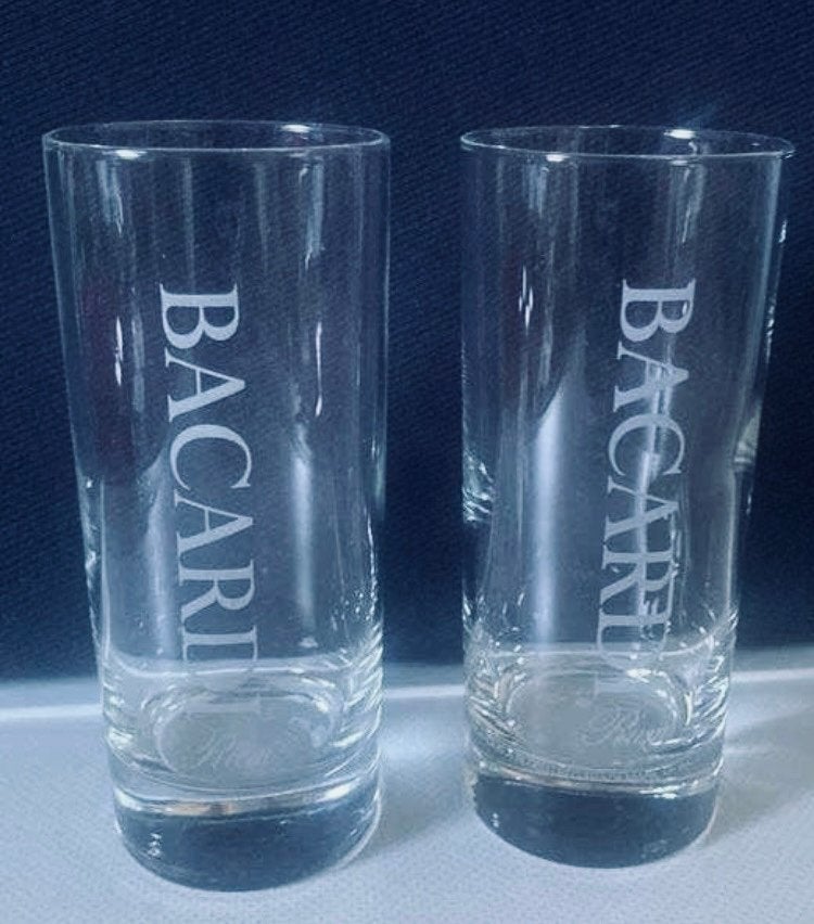 2 BACARDI rum glazen met logo en verzwaarde bodem. H.14,5 cm, Verzamelen, Ophalen of Verzenden, Zo goed als nieuw, Borrel- of Shotglas