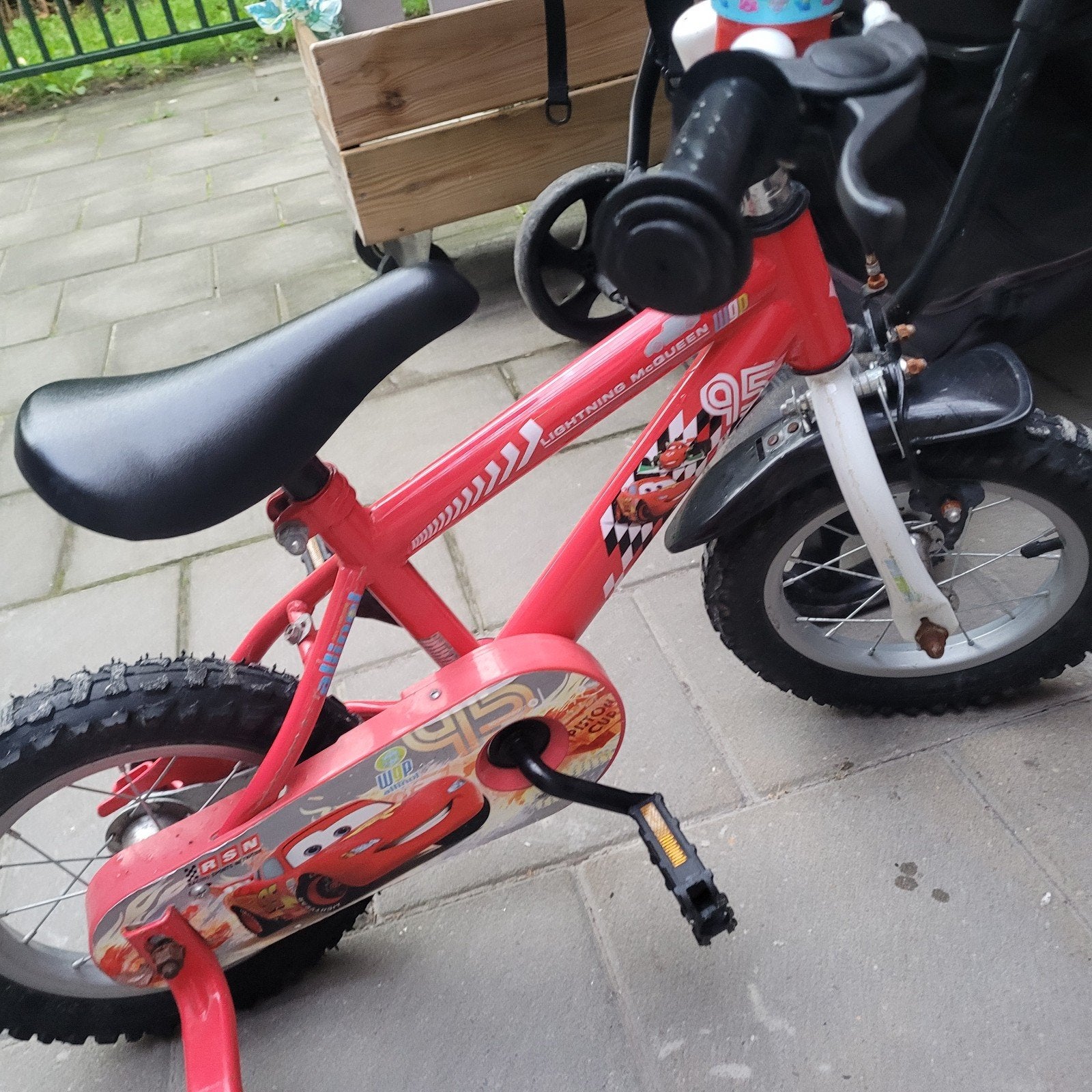 Kinderfiets Lightning McQueen - Rood, met zijwieltjes, Ophalen, Terugtraprem, Gebruikt, Minder dan 16 inch