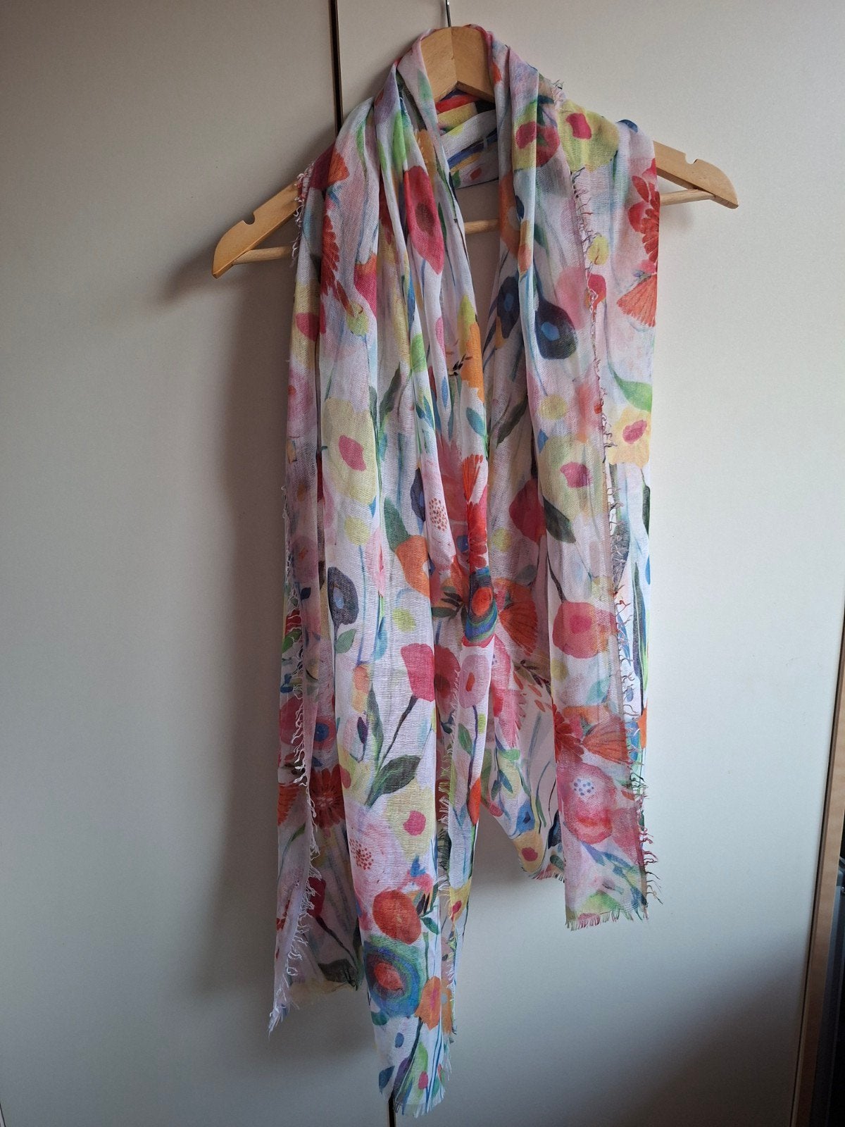 Kleurrijke bloemen sjaal, Kleding | Dames, Mutsen, Sjaals en Handschoenen, Ophalen of Verzenden, Zo goed als nieuw, Sjaal