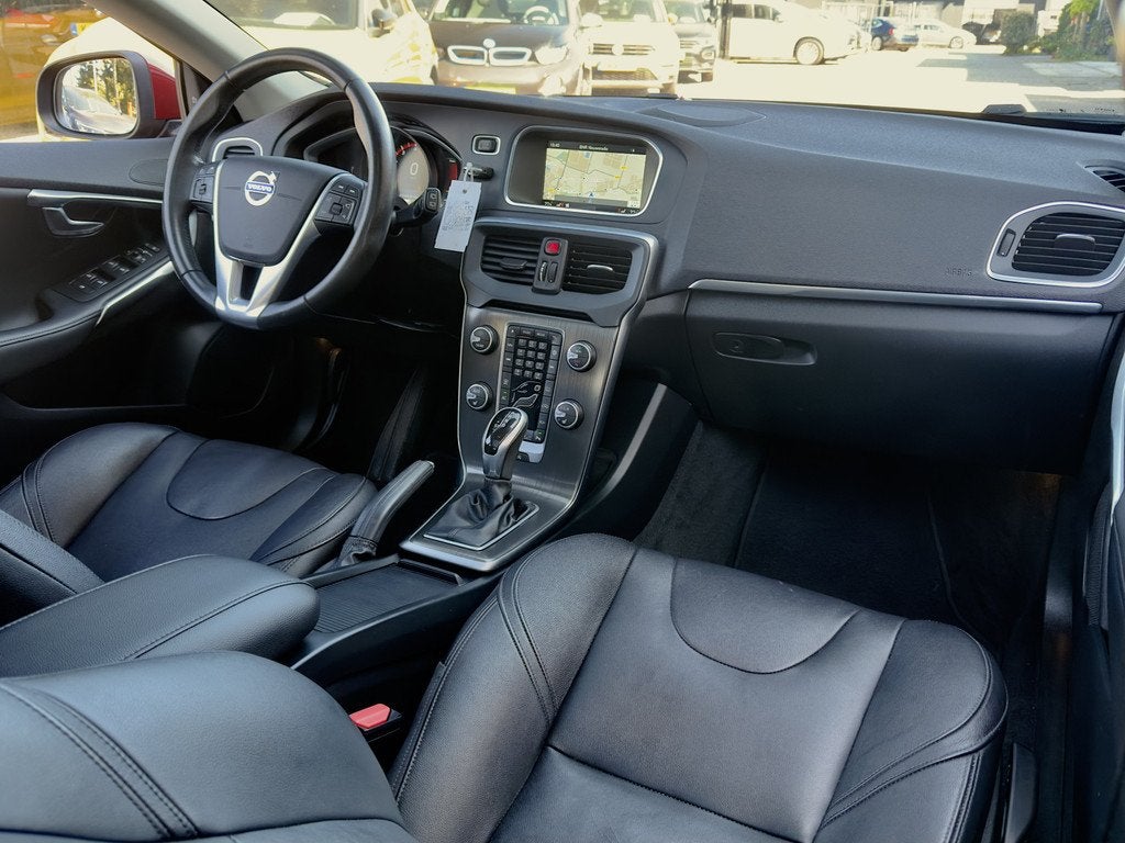 Volvo V40 2.0 T5 AUT8 SUMMUM PANODAK VOL-LEDER 18 INCH-LMV N, Auto's, Volvo, Gebruikt, Euro 6, 4 cilinders, 75 €/maand